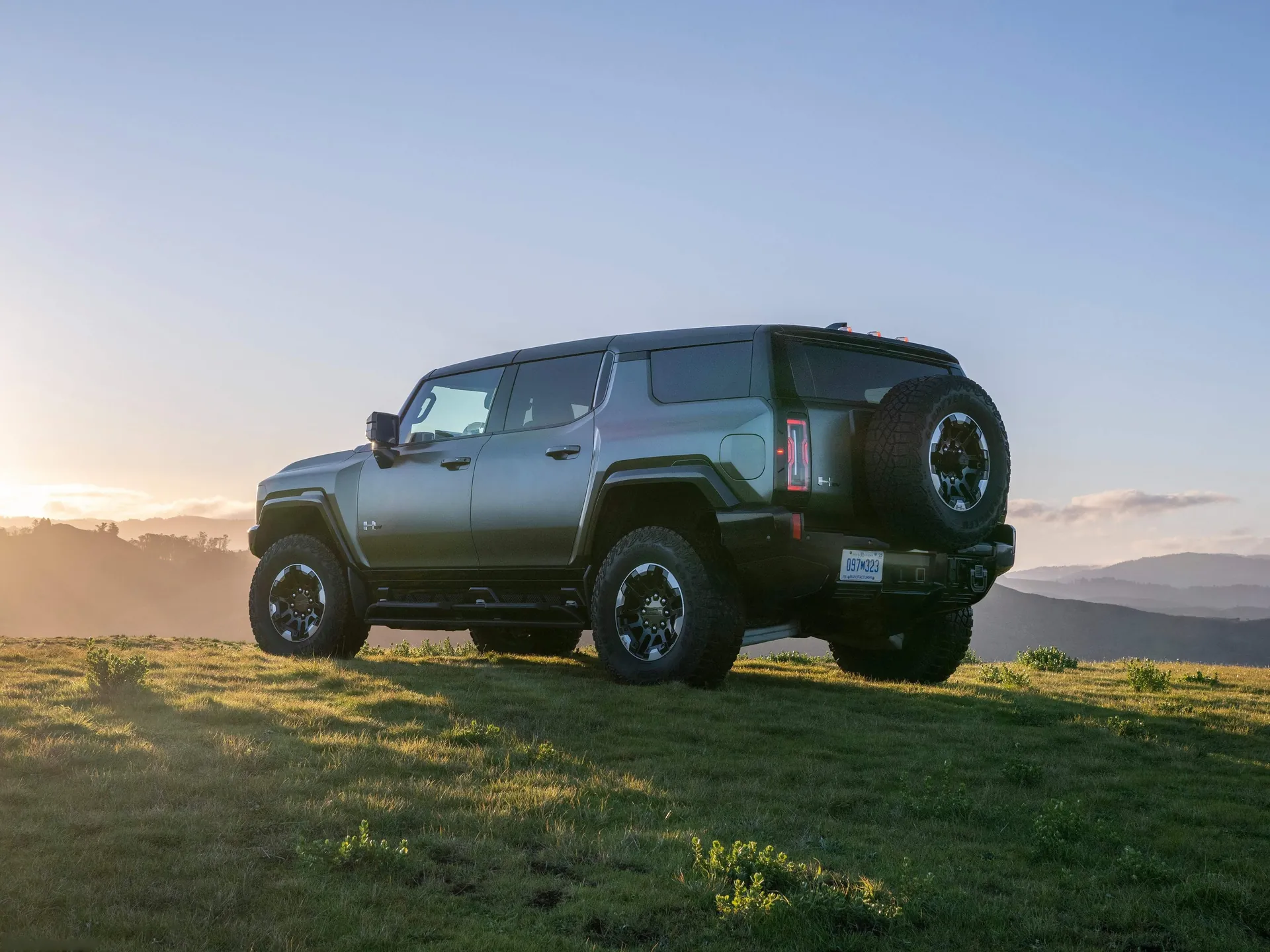 GMC Hummer EV SUV (2024) – zadní tříčtvrteční pohled
