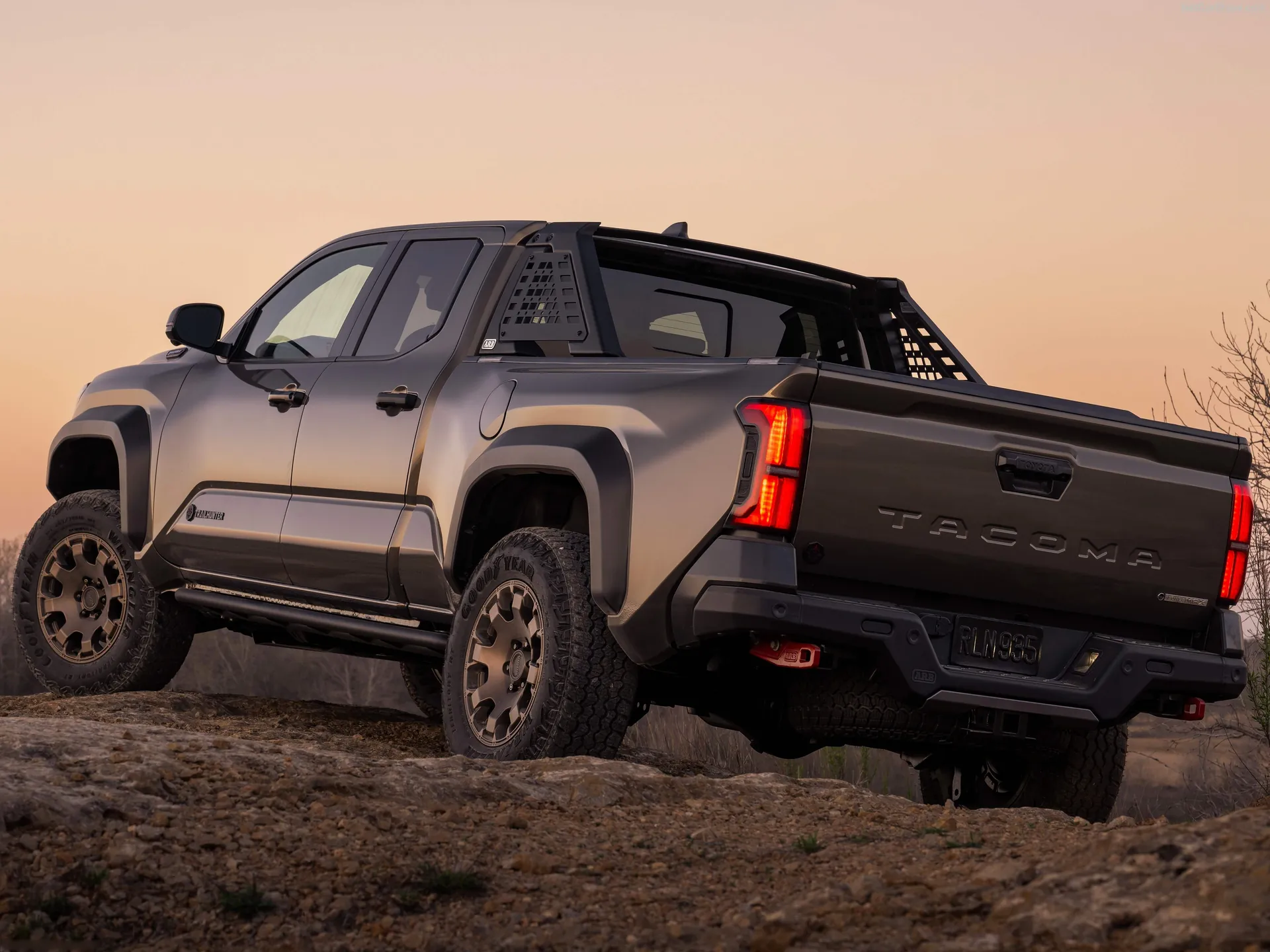 Toyota Tacoma i-FORCE MAX TrailHunter (2024) – zadní tříčtvrteční pohled
