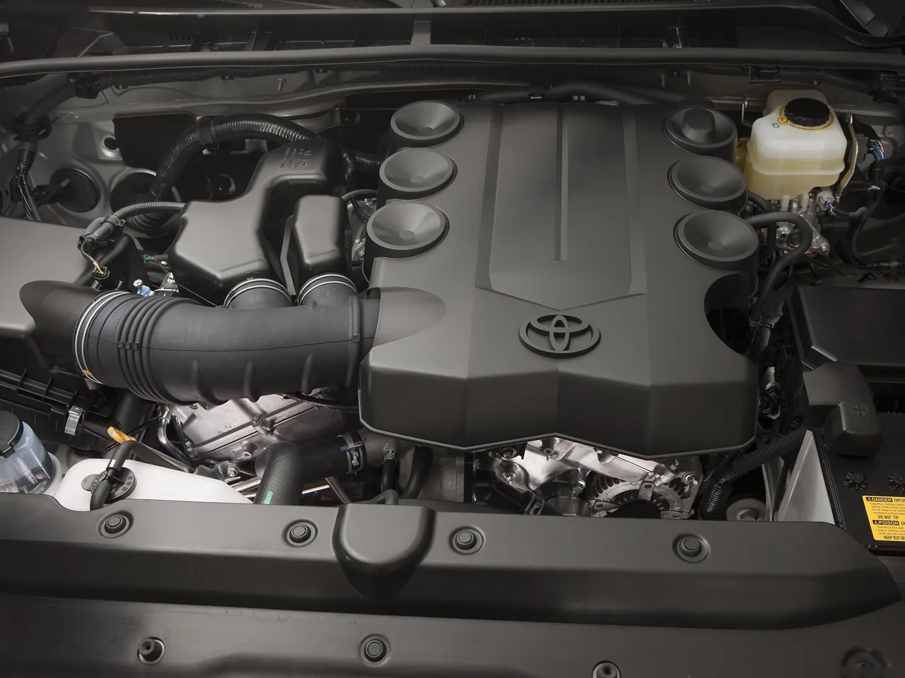 Toyota 4Runner (2010) – motorový prostor