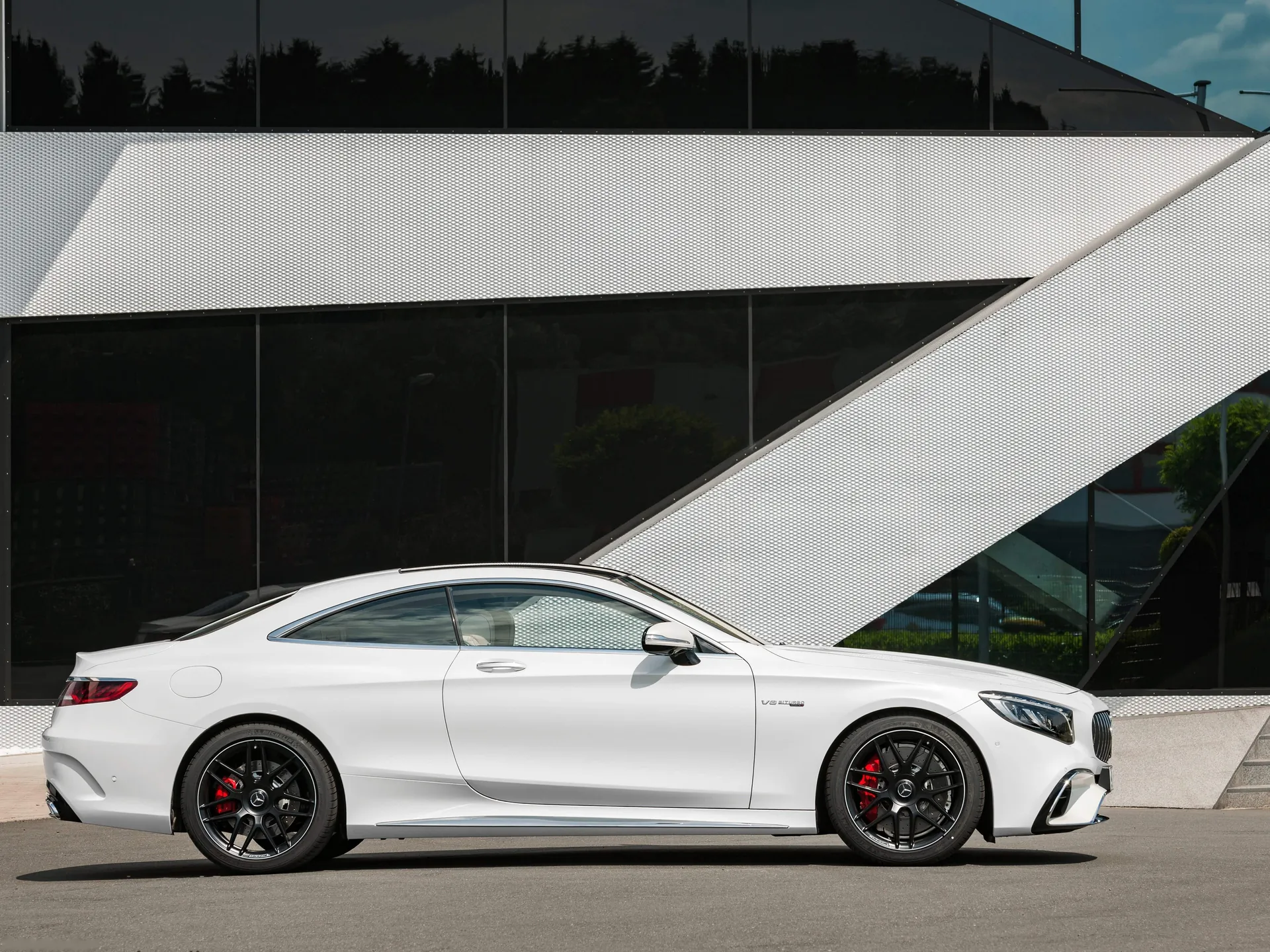 Mercedes-Benz S63 AMG Coupe (2018) – boční profil