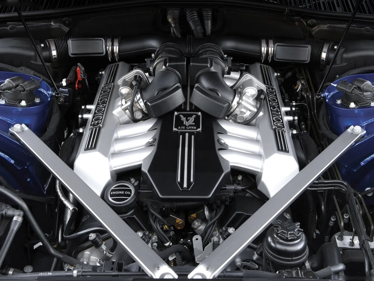 Rolls-Royce Phantom Drophead Coupe (2008) – motorový prostor