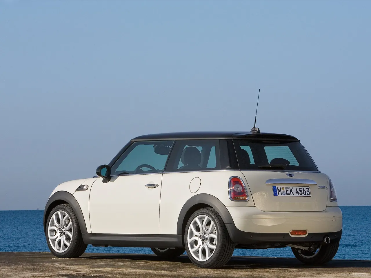Mini Cooper D (2008) – zadní tříčtvrteční pohled