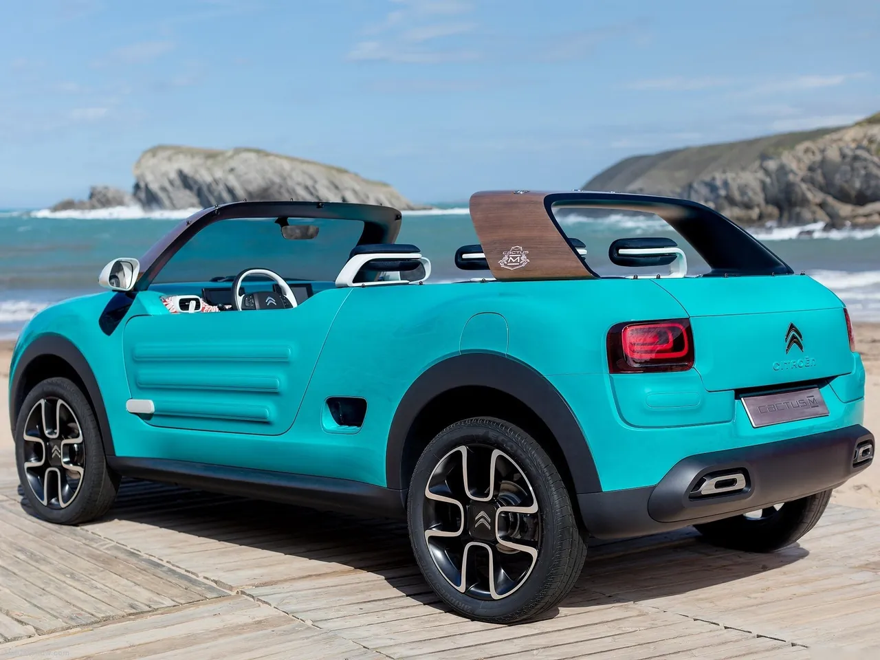 Citroen Cactus M Concept (2015) – zadní tříčtvrteční pohled