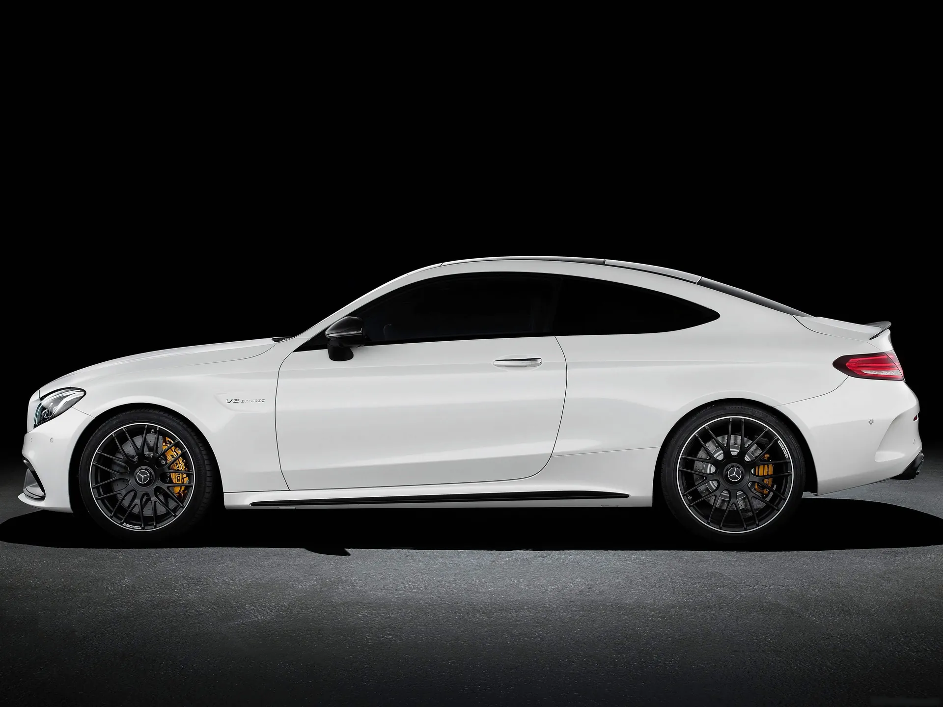 Mercedes-Benz C63 AMG Coupe (2017) – boční profil