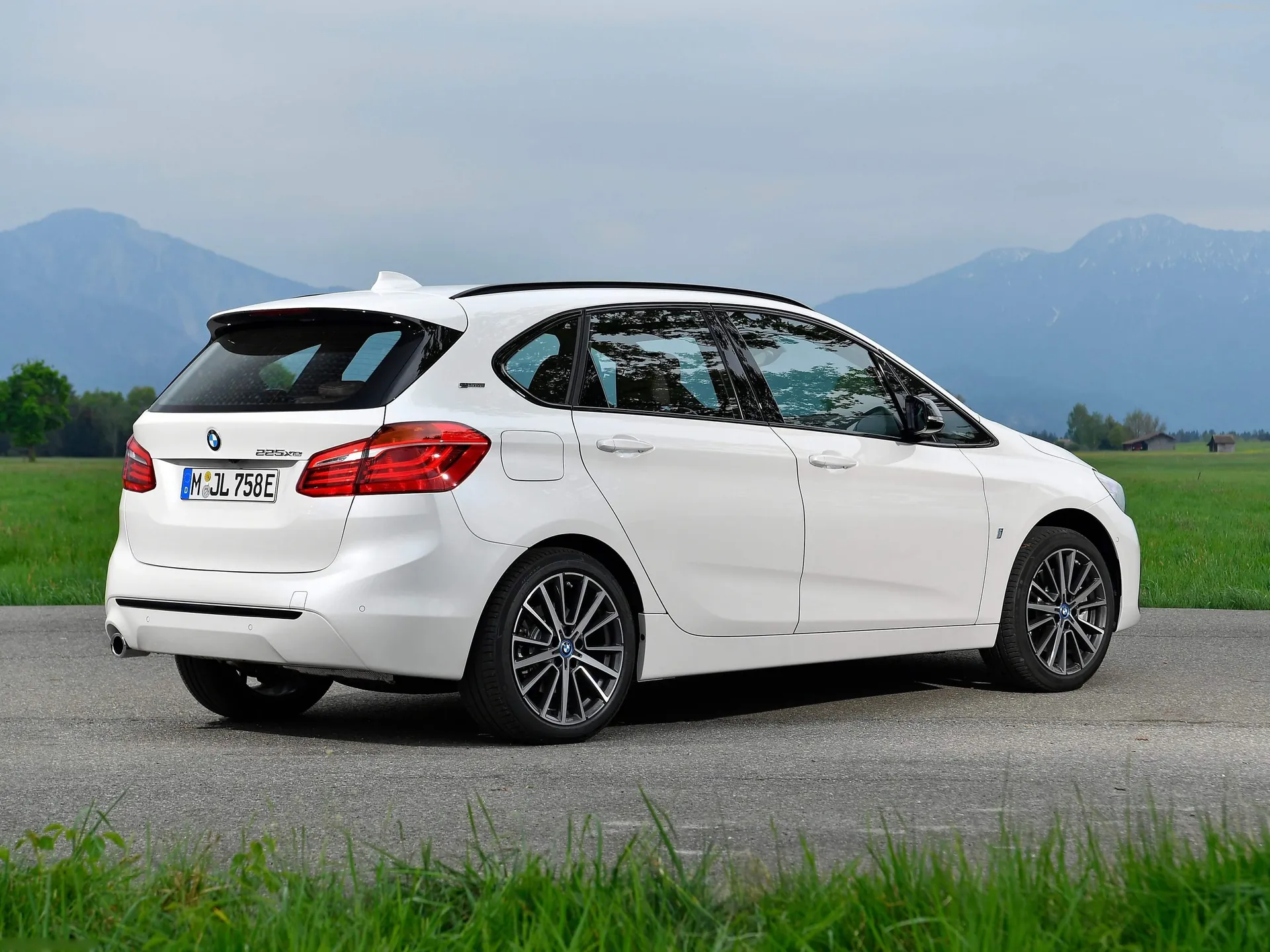 BMW 225xe iPerformance (2019) – zadní tříčtvrteční pohled