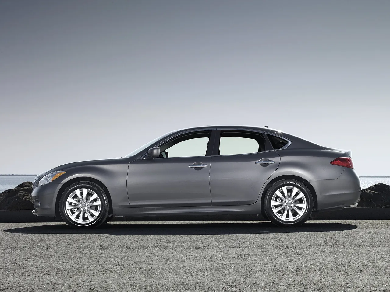 Infiniti M (2011) – boční profil