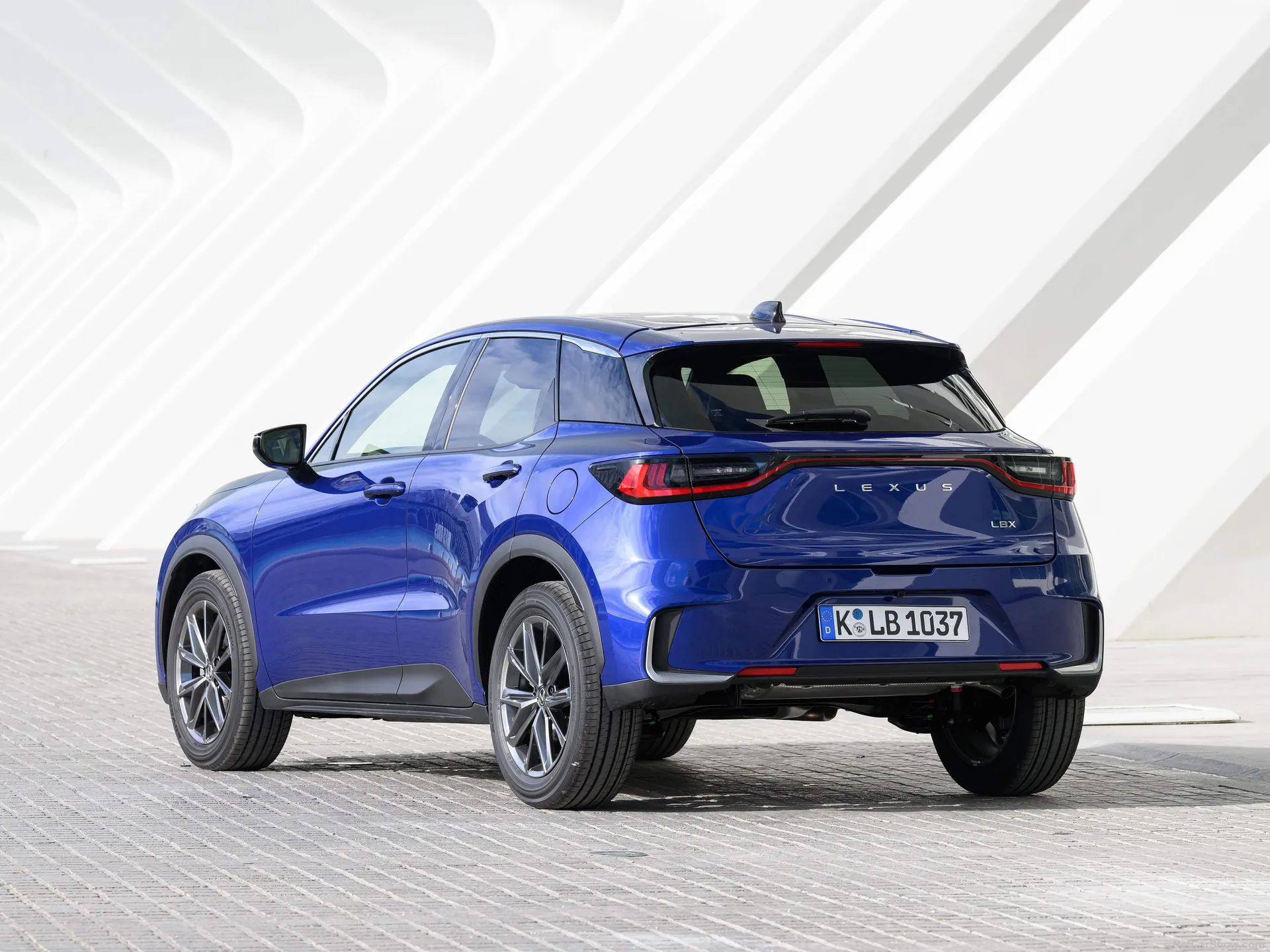 Lexus LBX (2024) – zadní tříčtvrteční pohled