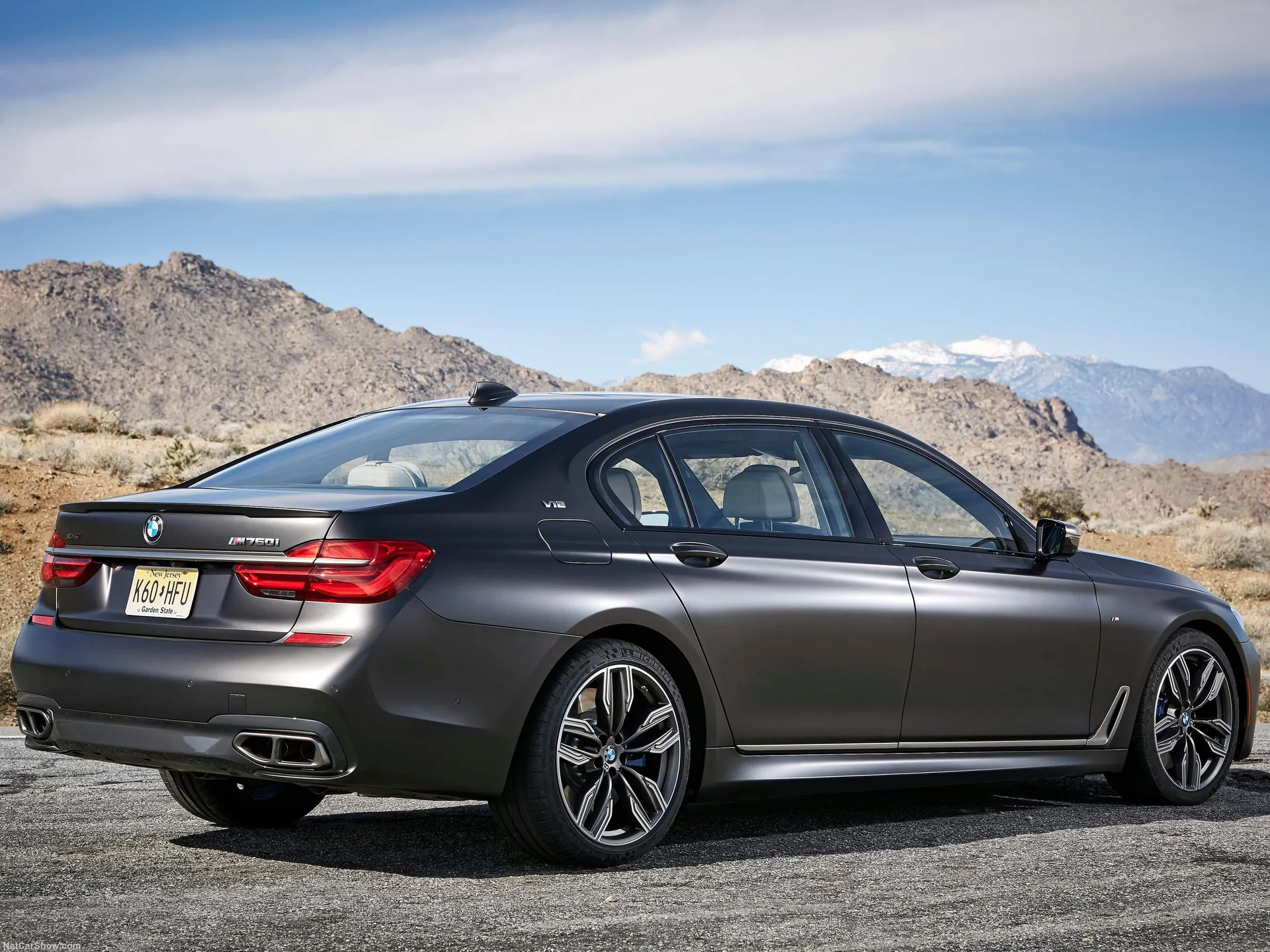 BMW M760Li xDrive (2017) – zadní tříčtvrteční pohled