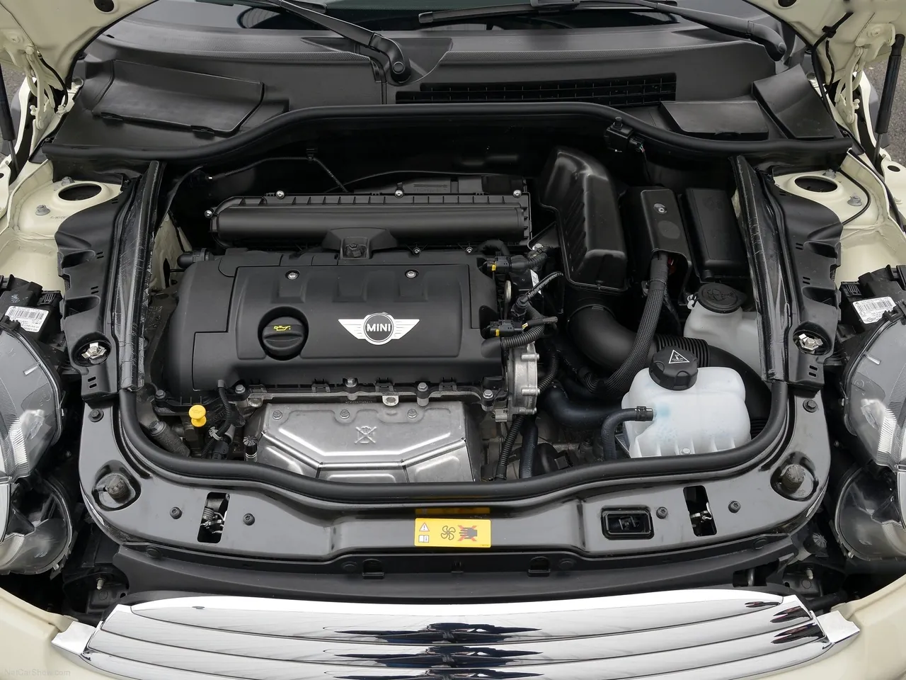 Mini Clubvan (2013) – motorový prostor