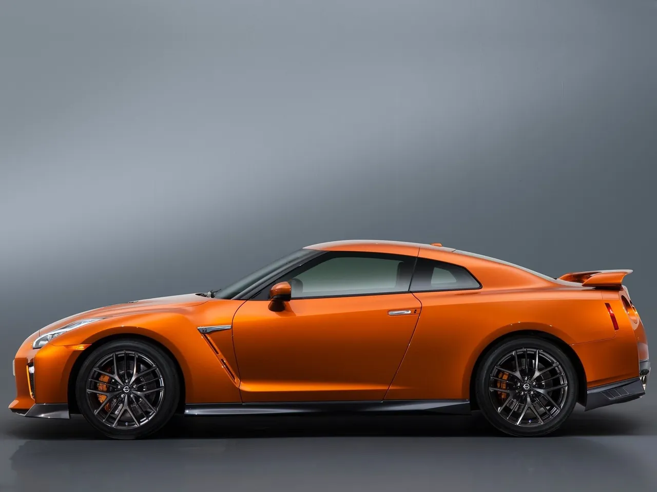 Nissan GT-R (2017) – boční profil