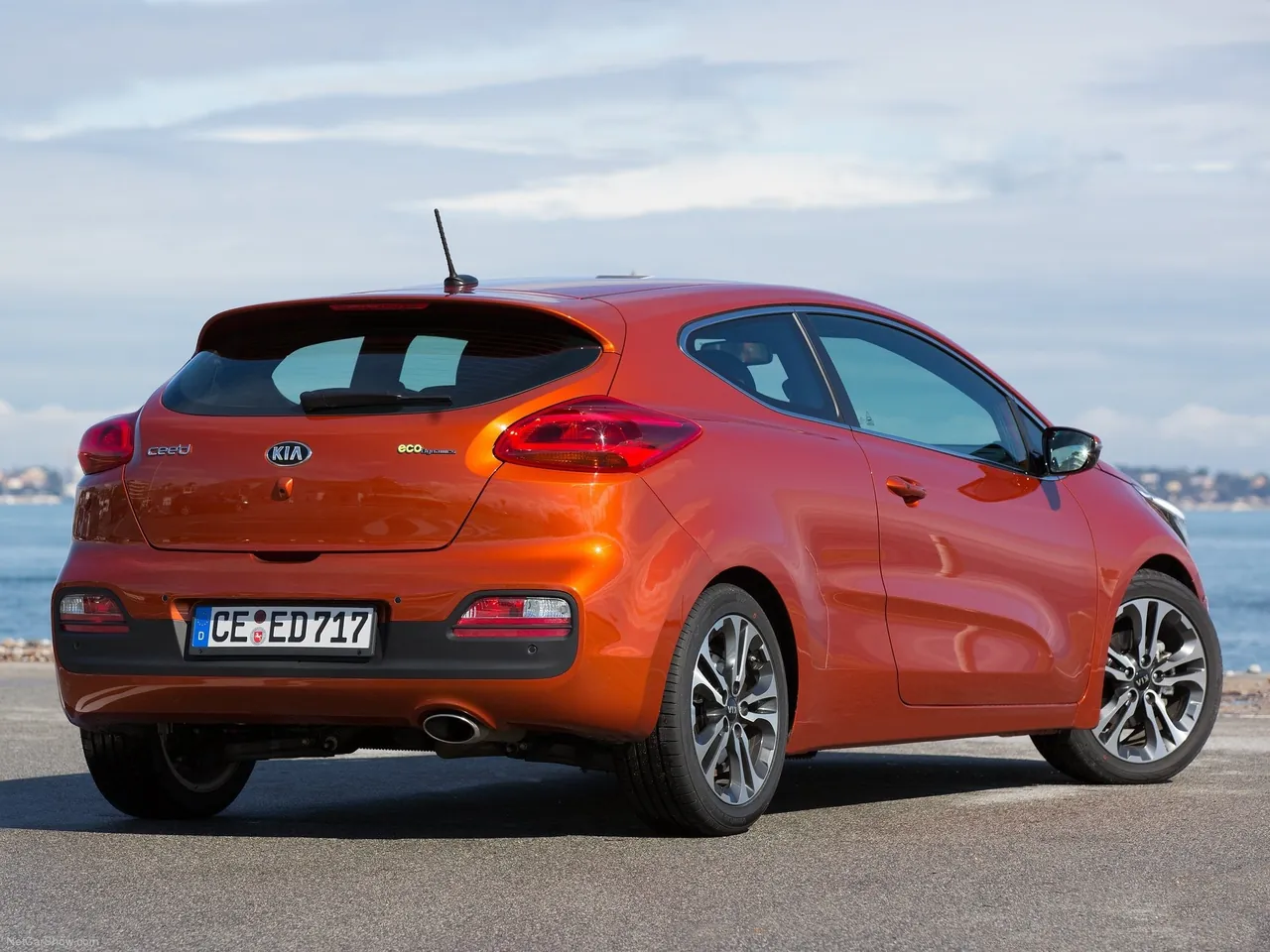 Kia Pro Ceed (2014) – zadní tříčtvrteční pohled