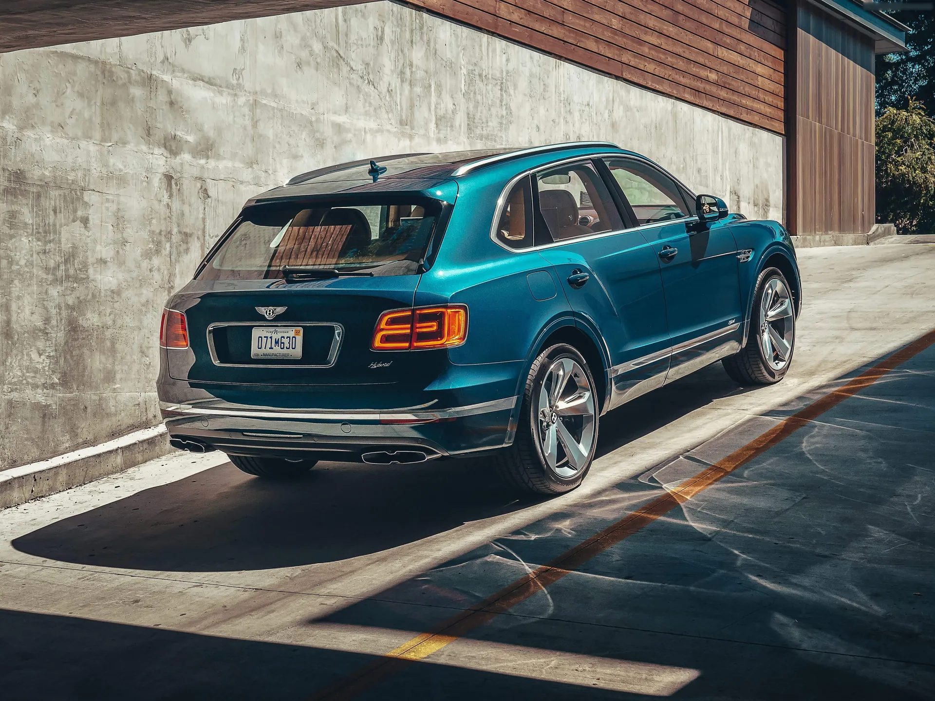 Bentley Bentayga Hybrid (2019) – zadní tříčtvrteční pohled