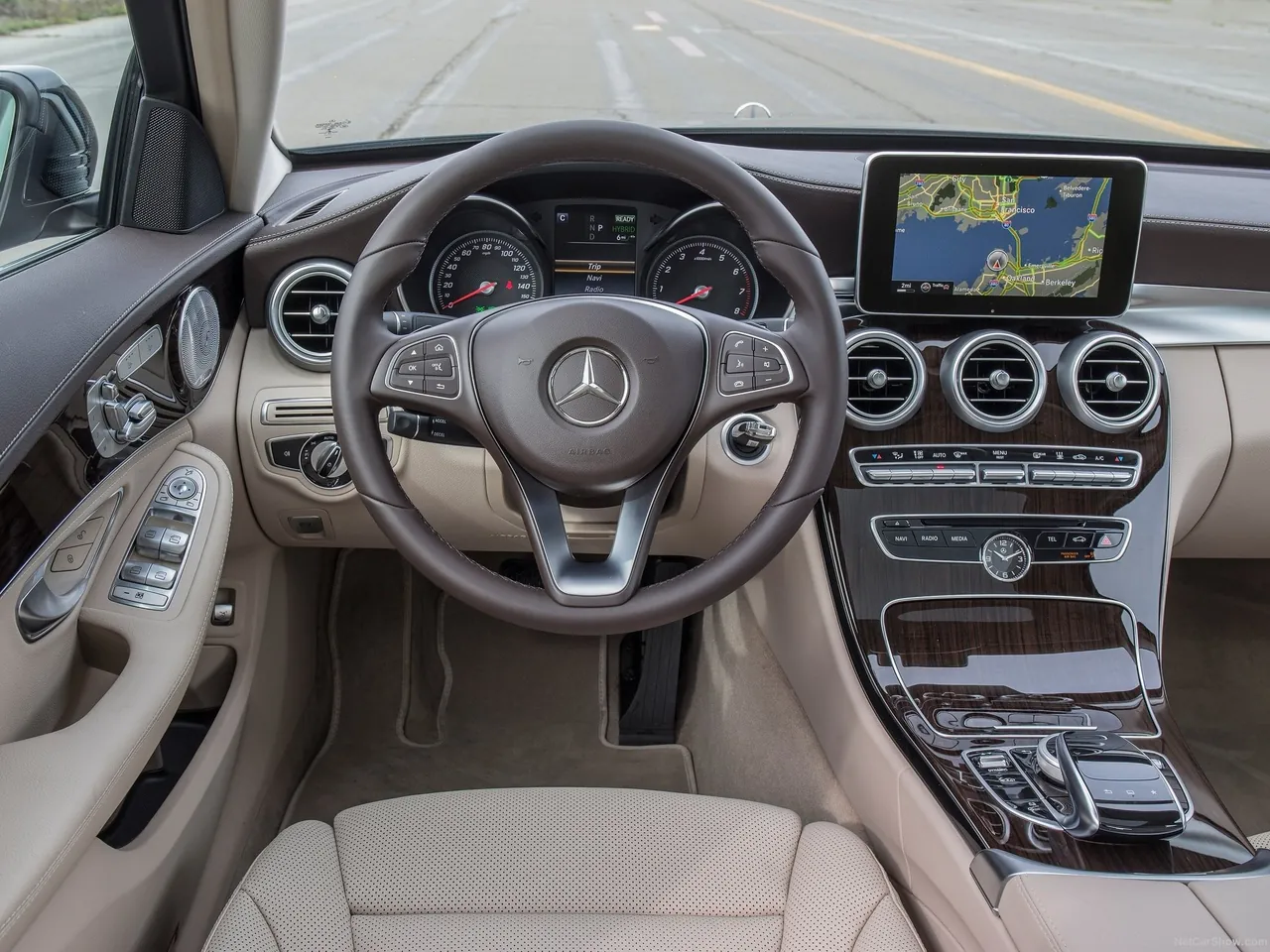 Mercedes-Benz C350e (2017) – interiér