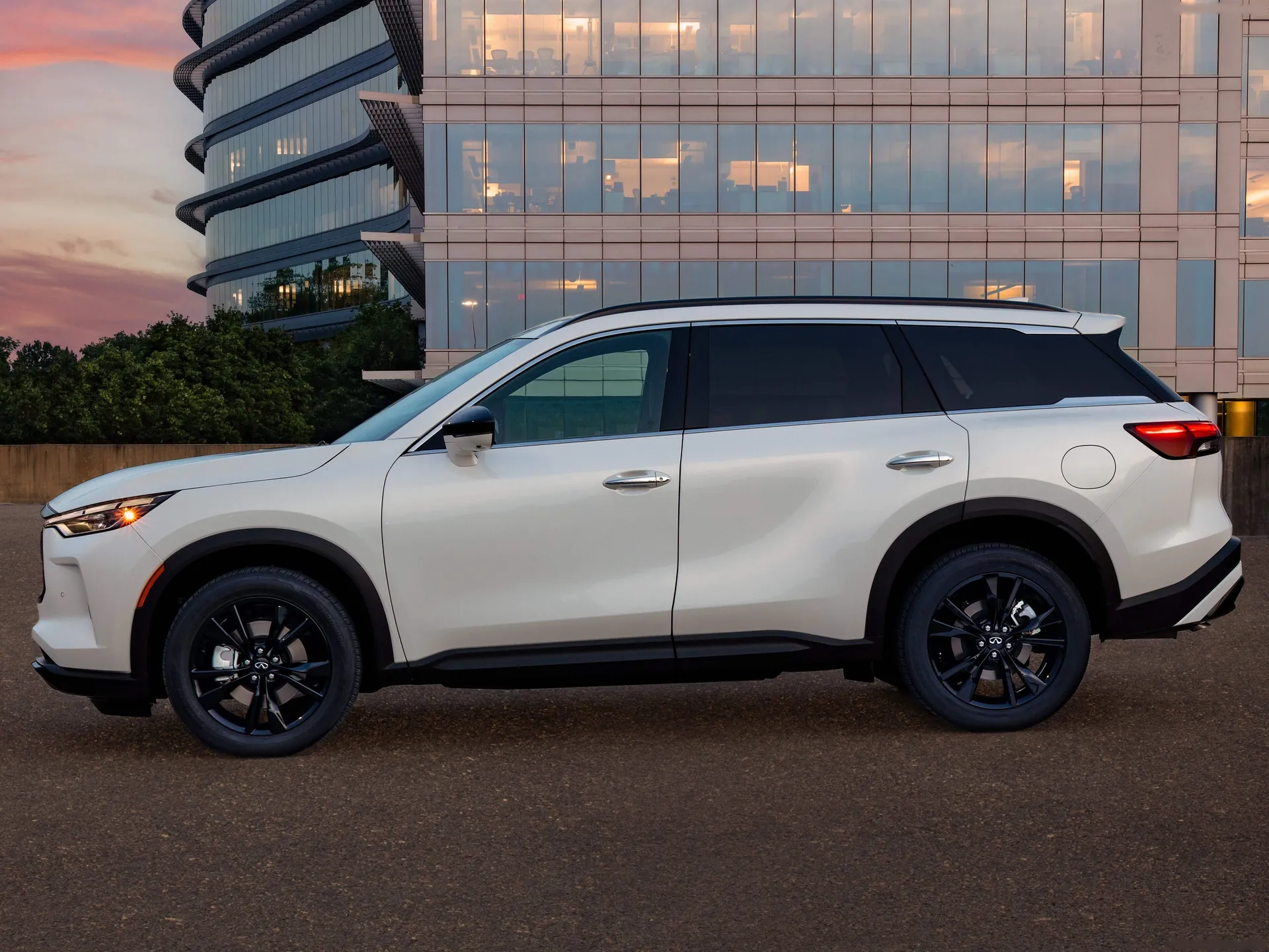 Infiniti QX60 Black Edition (2025) – boční profil