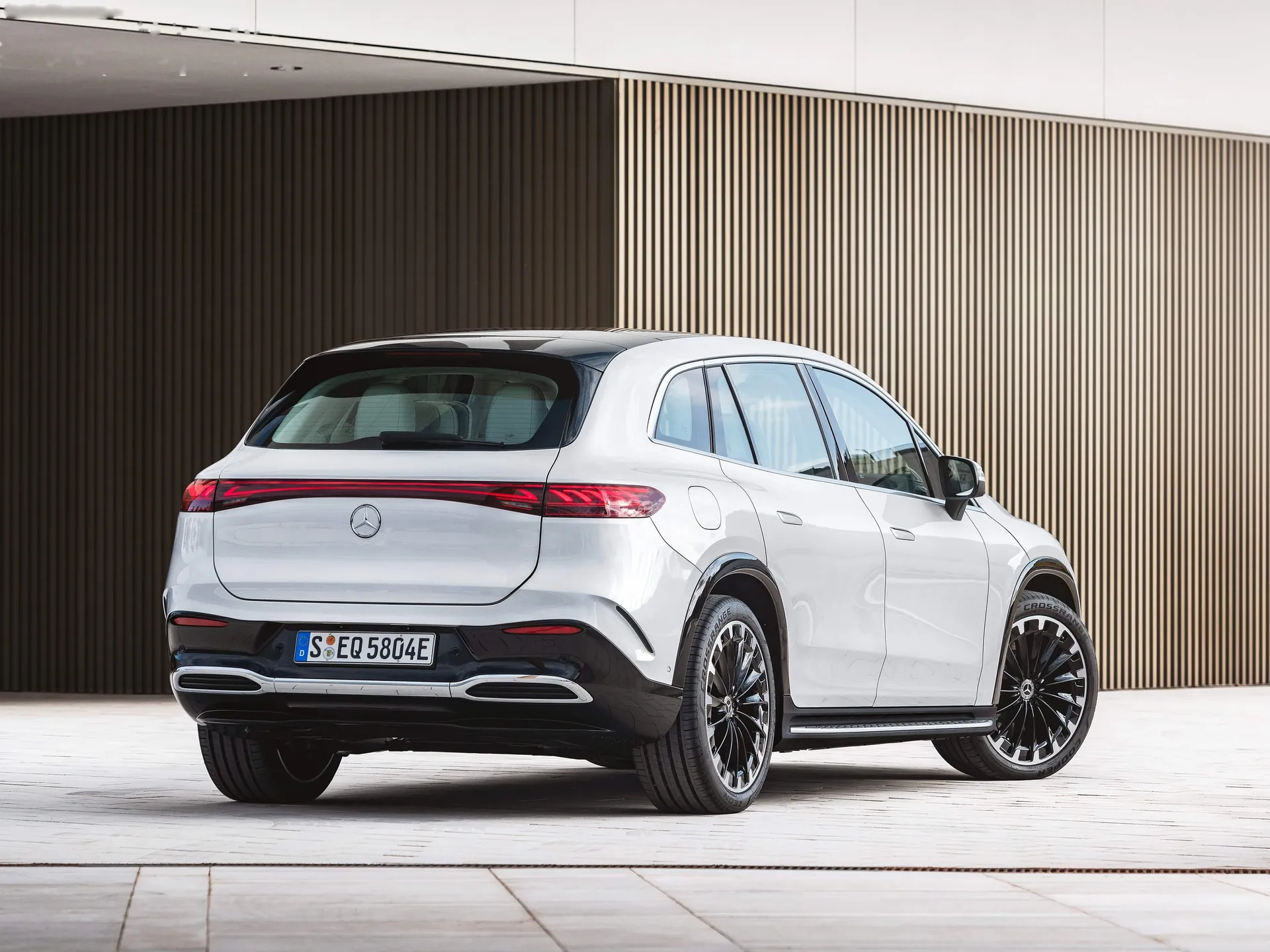 Mercedes-Benz EQS SUV (2023) - Rear Three-Quarter