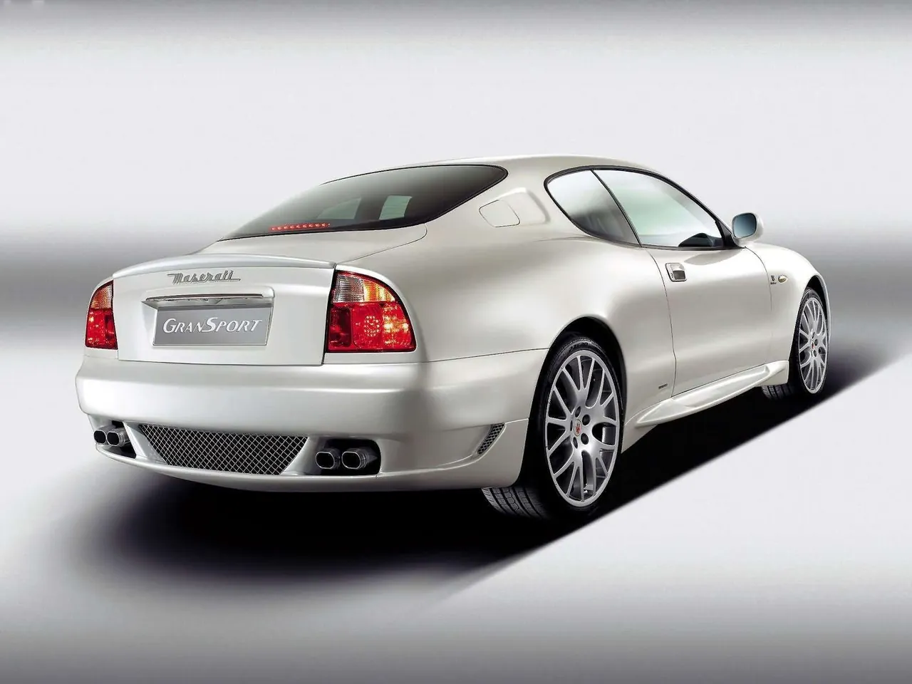Maserati GranSport (2004) – zadní tříčtvrteční pohled