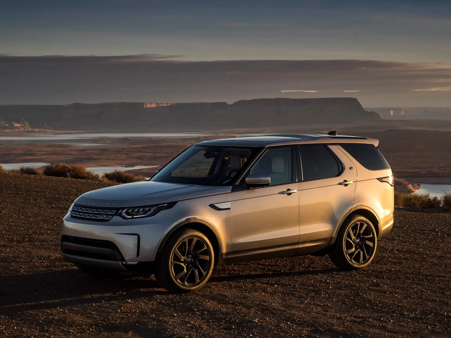 Land Rover Discovery Sd4 (2017) - Front Three-Quarter