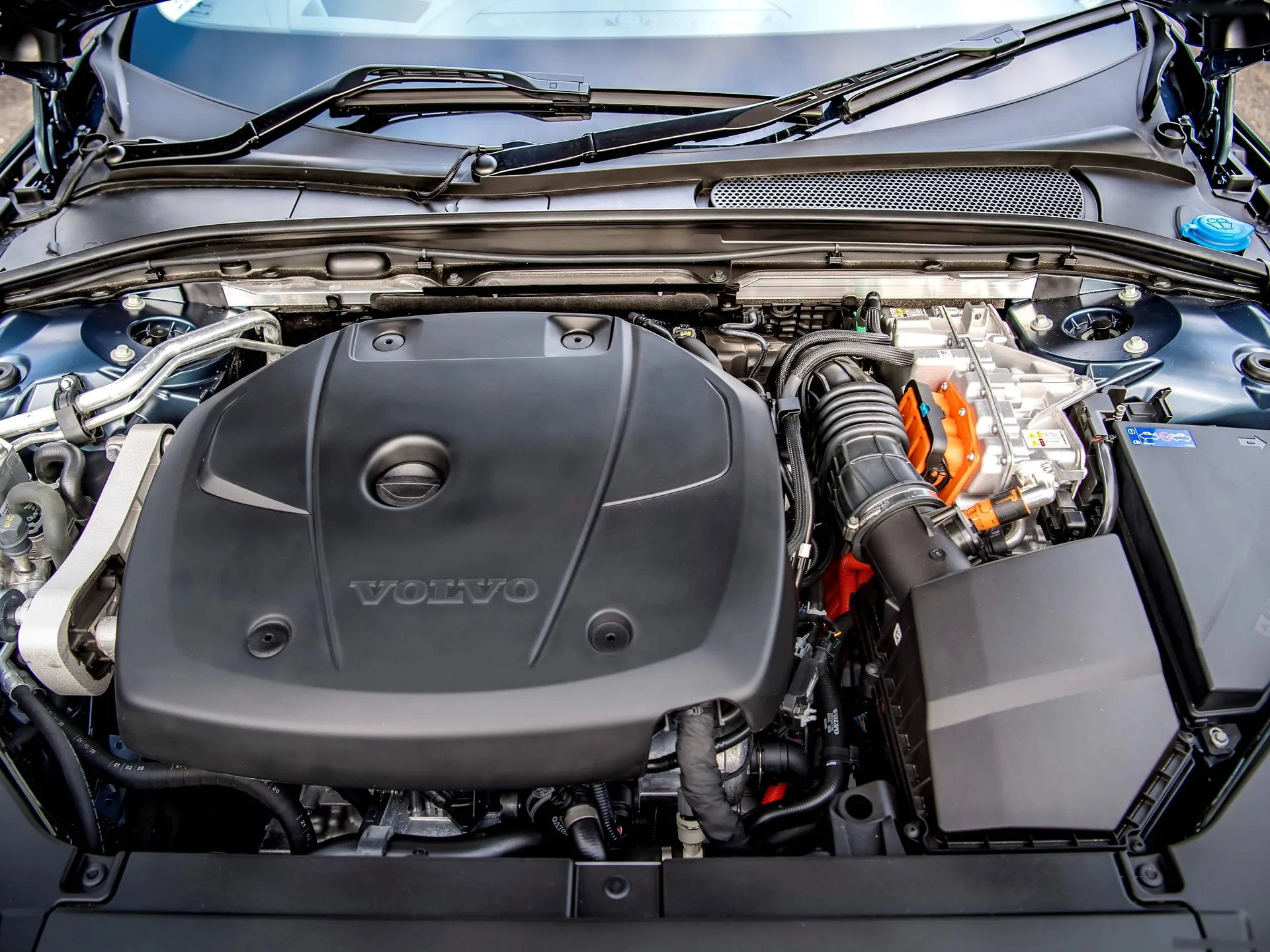 Volvo S90 (2020) – motorový prostor