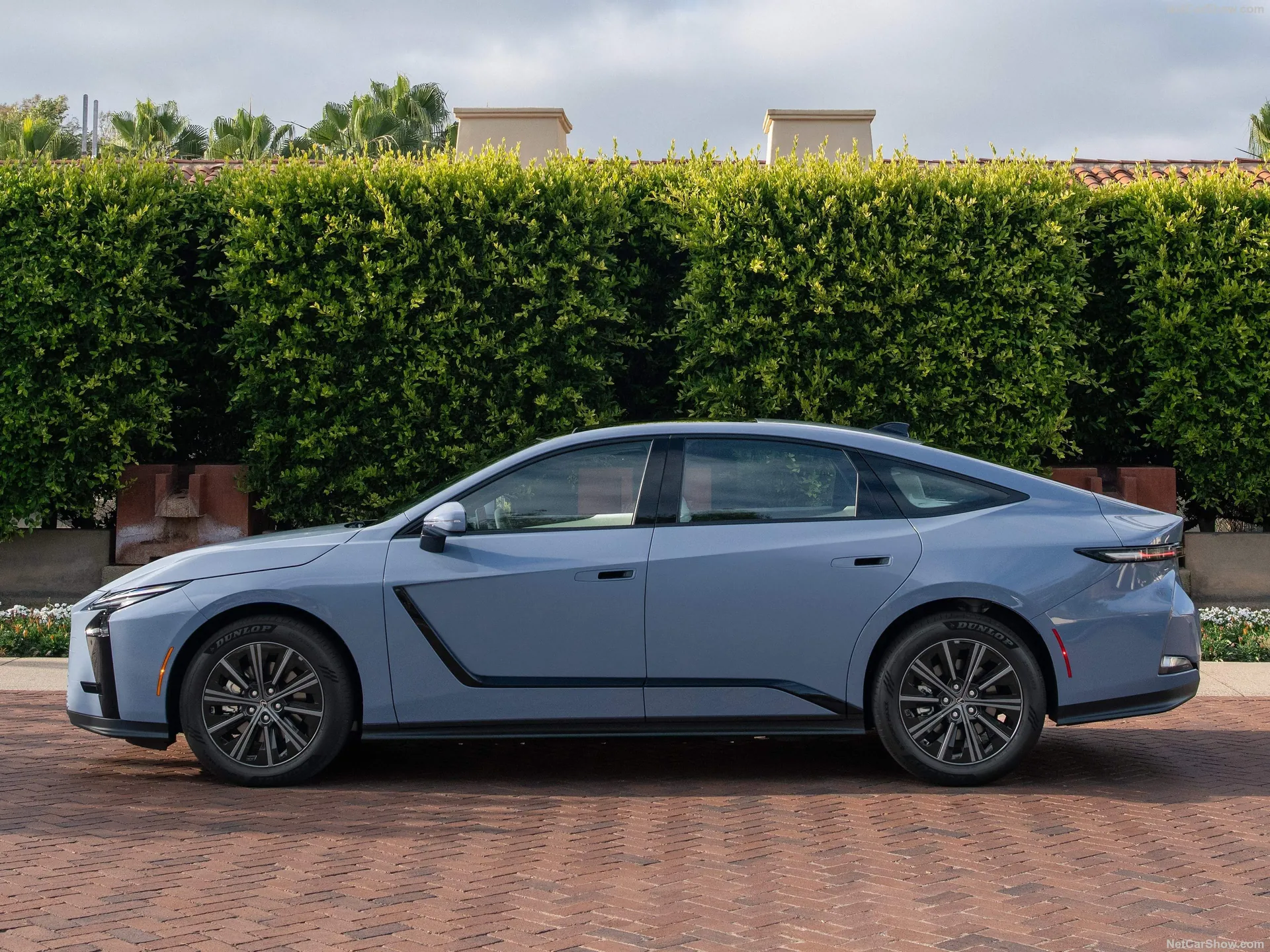 Lexus ES 350e (2026) – boční profil