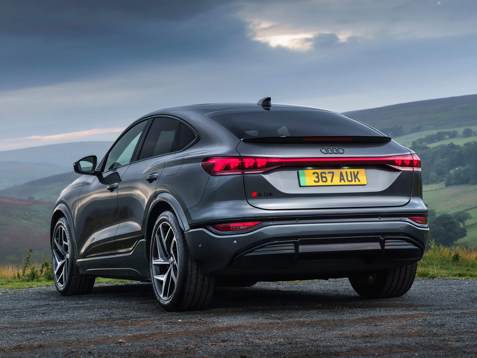 Audi SQ6 Sportback e-tron [UK] (2025) – zadní tříčtvrteční pohled