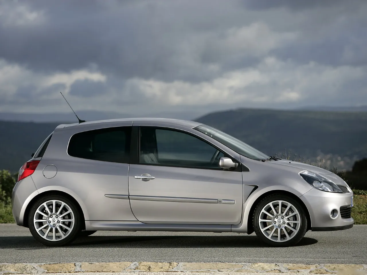 Renault Clio Sport (2006) – boční profil