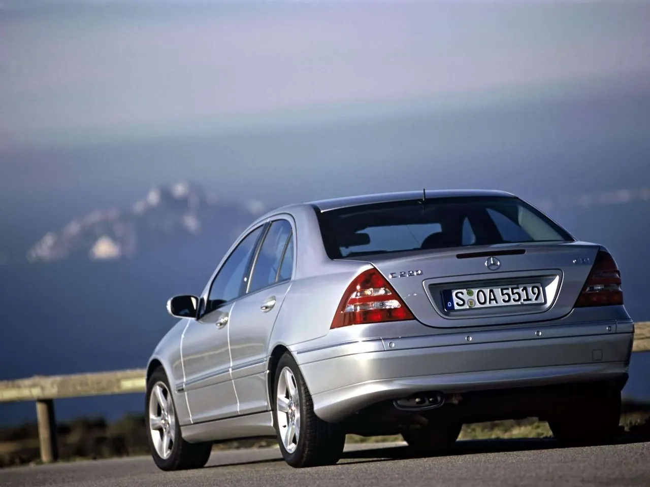Mercedes-Benz C220 CDI Avantgarde (2004) – zadní tříčtvrteční pohled