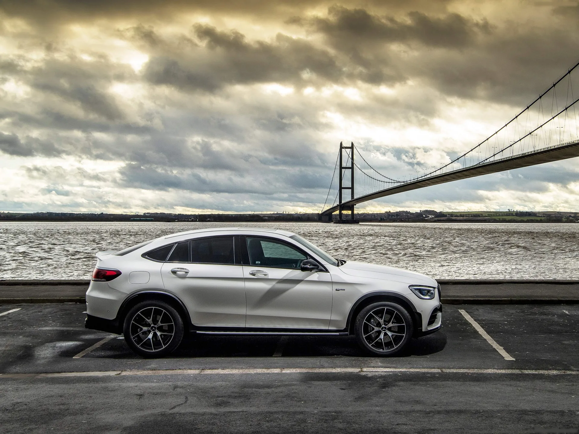 Mercedes-Benz GLC43 AMG Coupe [UK] (2020) – boční profil