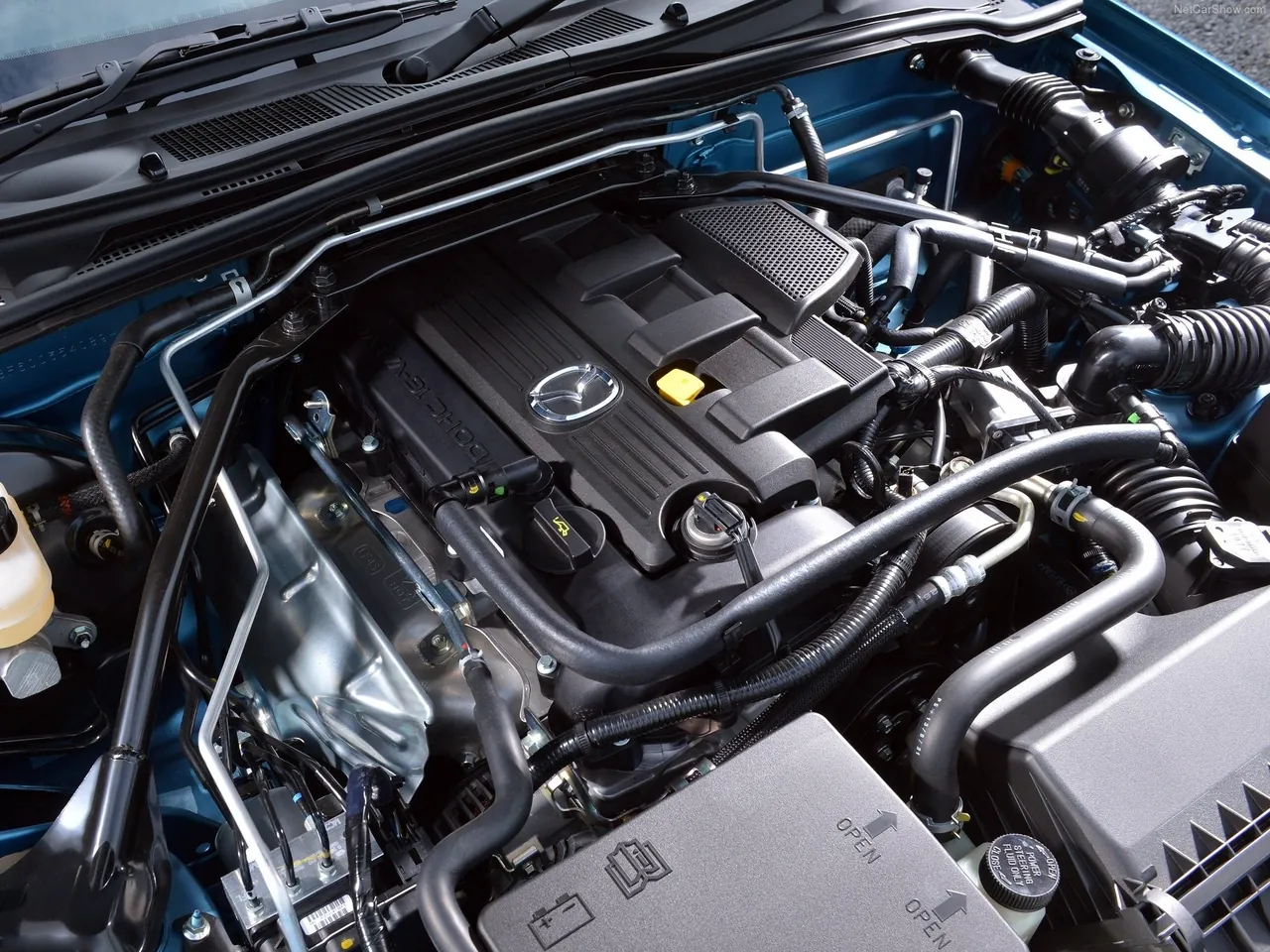 Mazda MX-5 Sport Graphite (2013) – motorový prostor