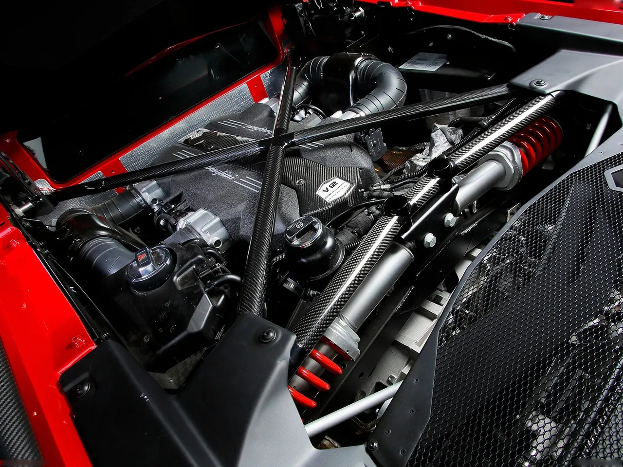 Lamborghini Aventador LP750-4 SV (2016) – motor