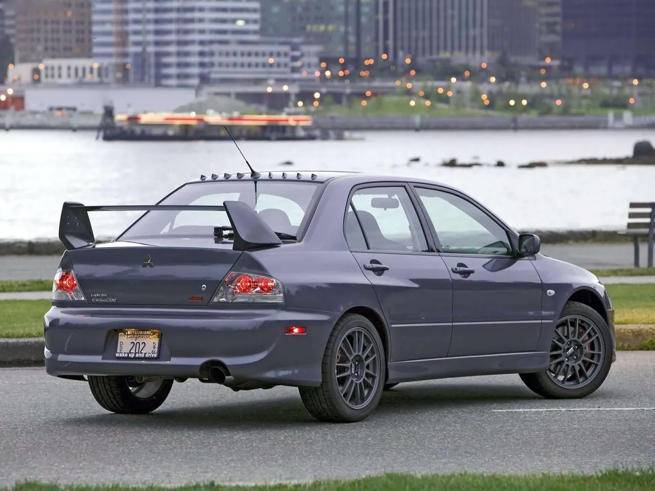Mitsubishi Lancer Evolution VIII MR (2005) – zadní tříčtvrteční pohled