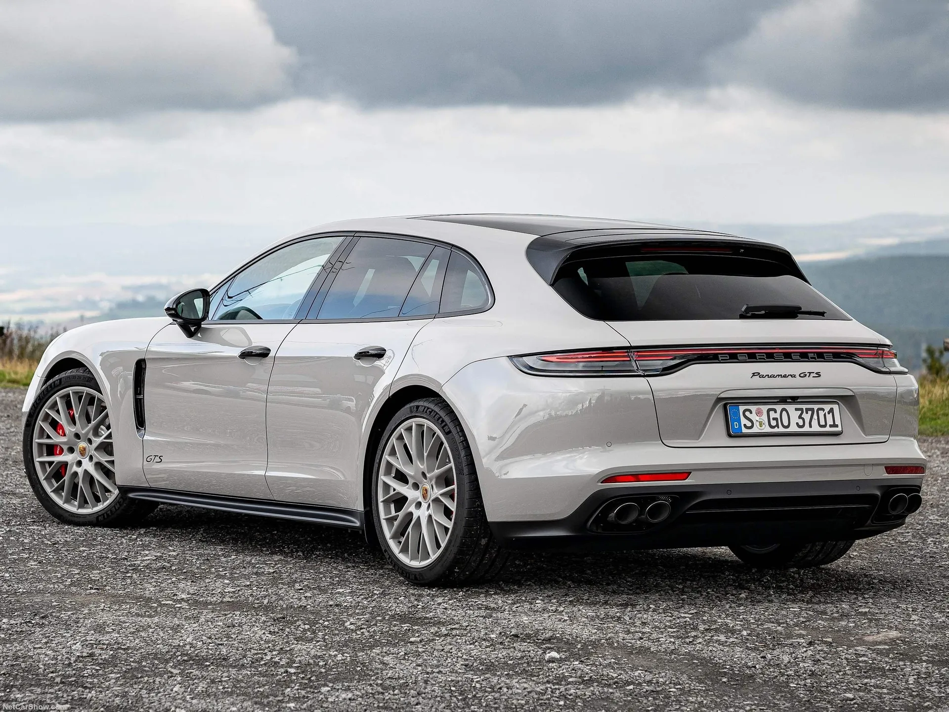 Porsche Panamera GTS Sport Turismo (2021) – zadní tříčtvrteční pohled