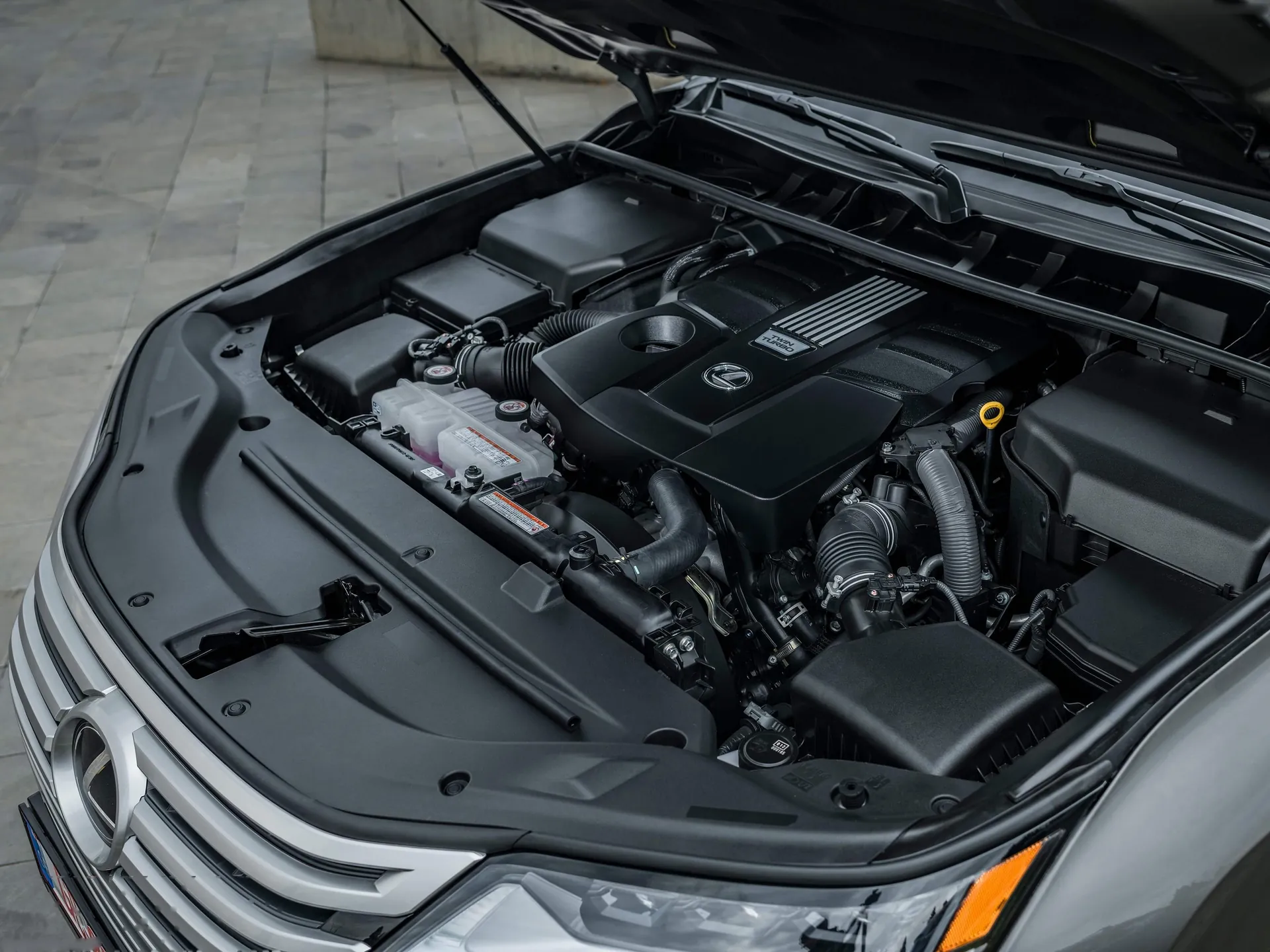Lexus LX (2022) – motorový prostor