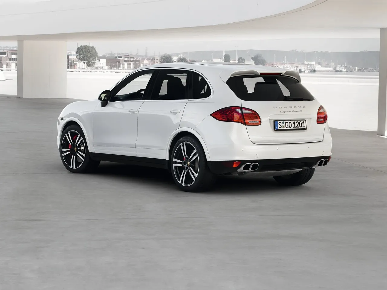 Porsche Cayenne Turbo S (2013) – zadní tříčtvrteční pohled
