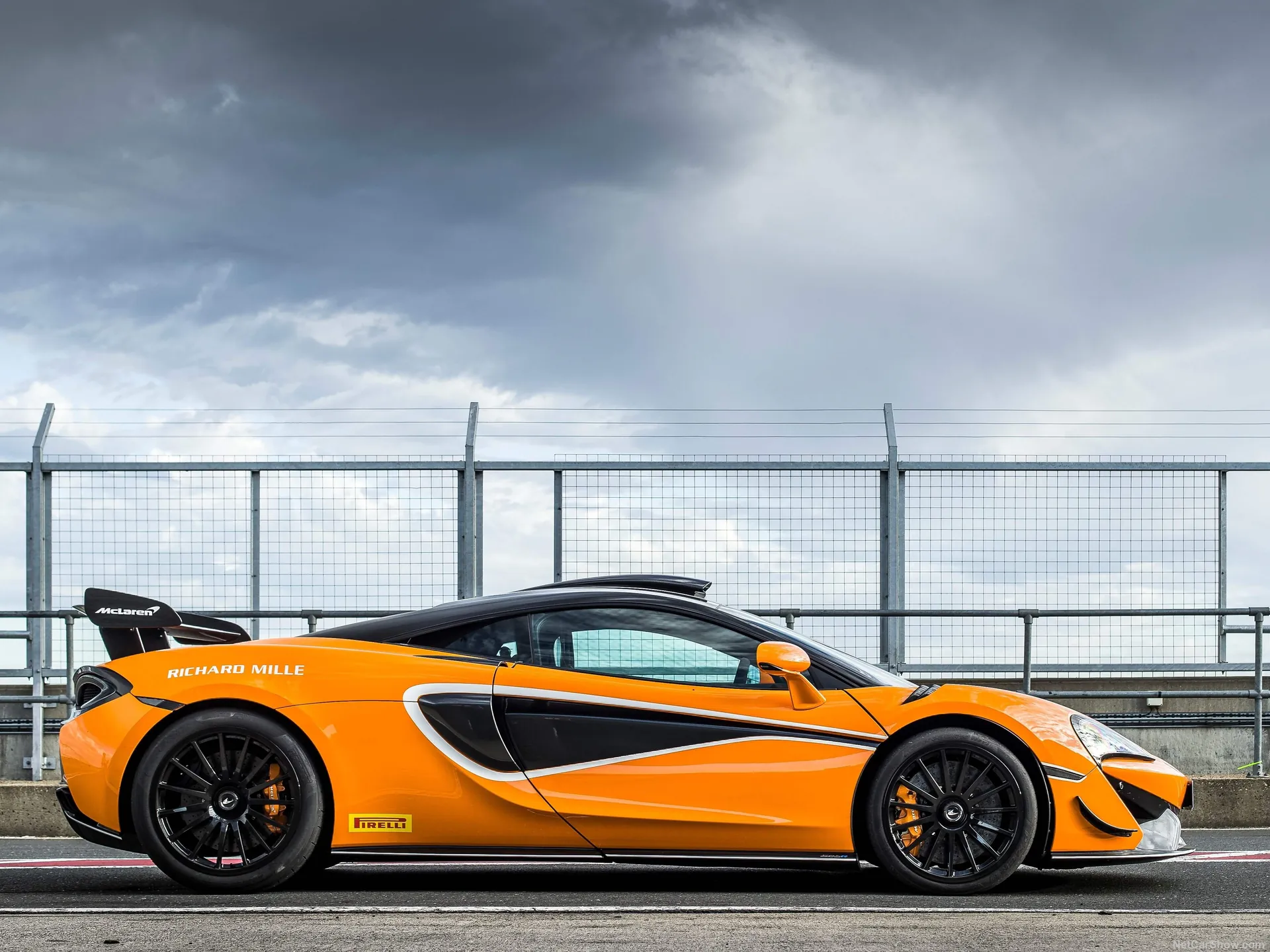 McLaren 620R (2020) – boční profil