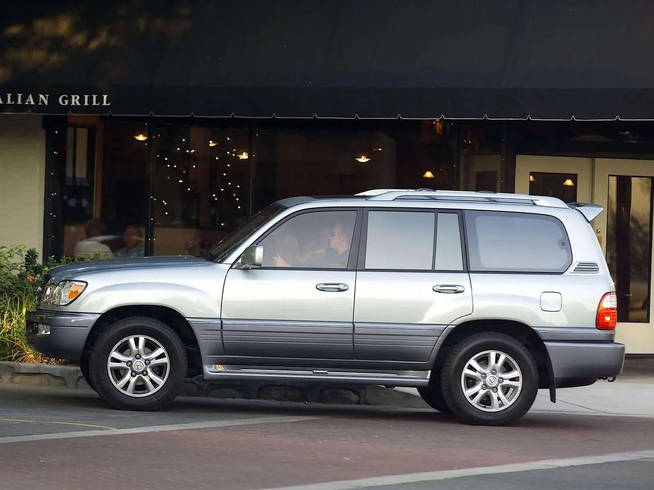 Lexus LX470 (2003) – boční profil