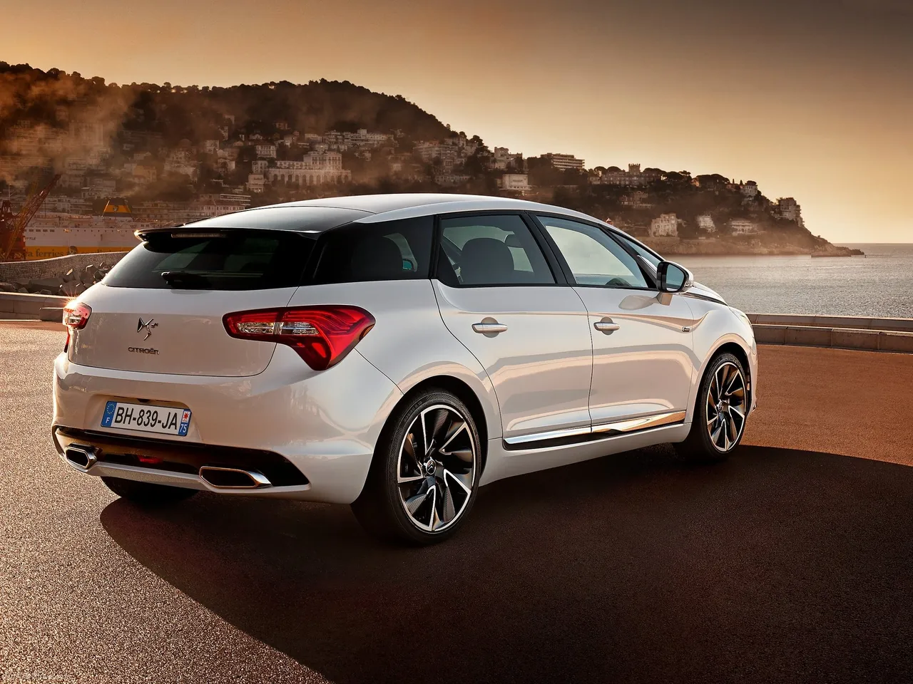 Citroen DS5 (2012) – zadní tříčtvrteční pohled