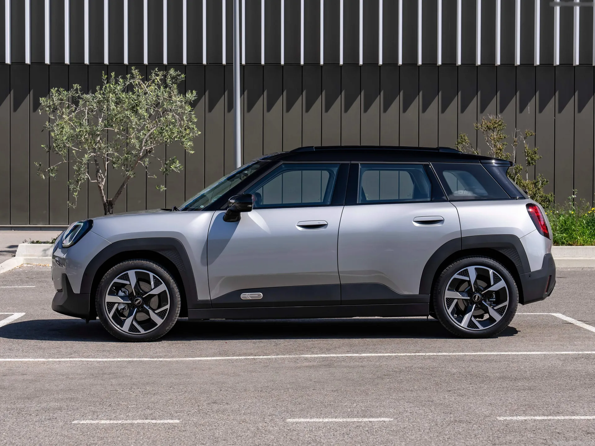 Mini Aceman E (2025) – boční profil