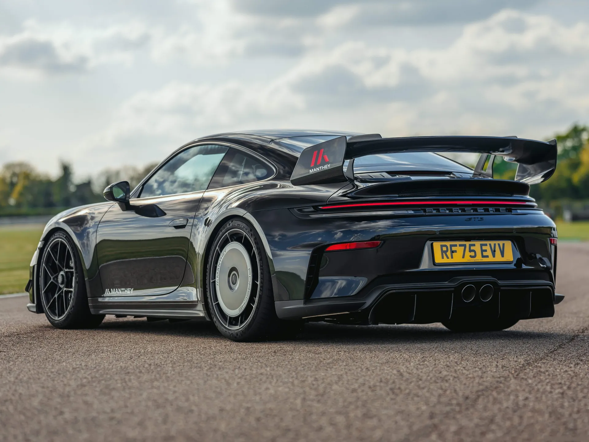 Porsche 911 GT3 with Manthey Kit (2026) – zadní tříčtvrteční pohled