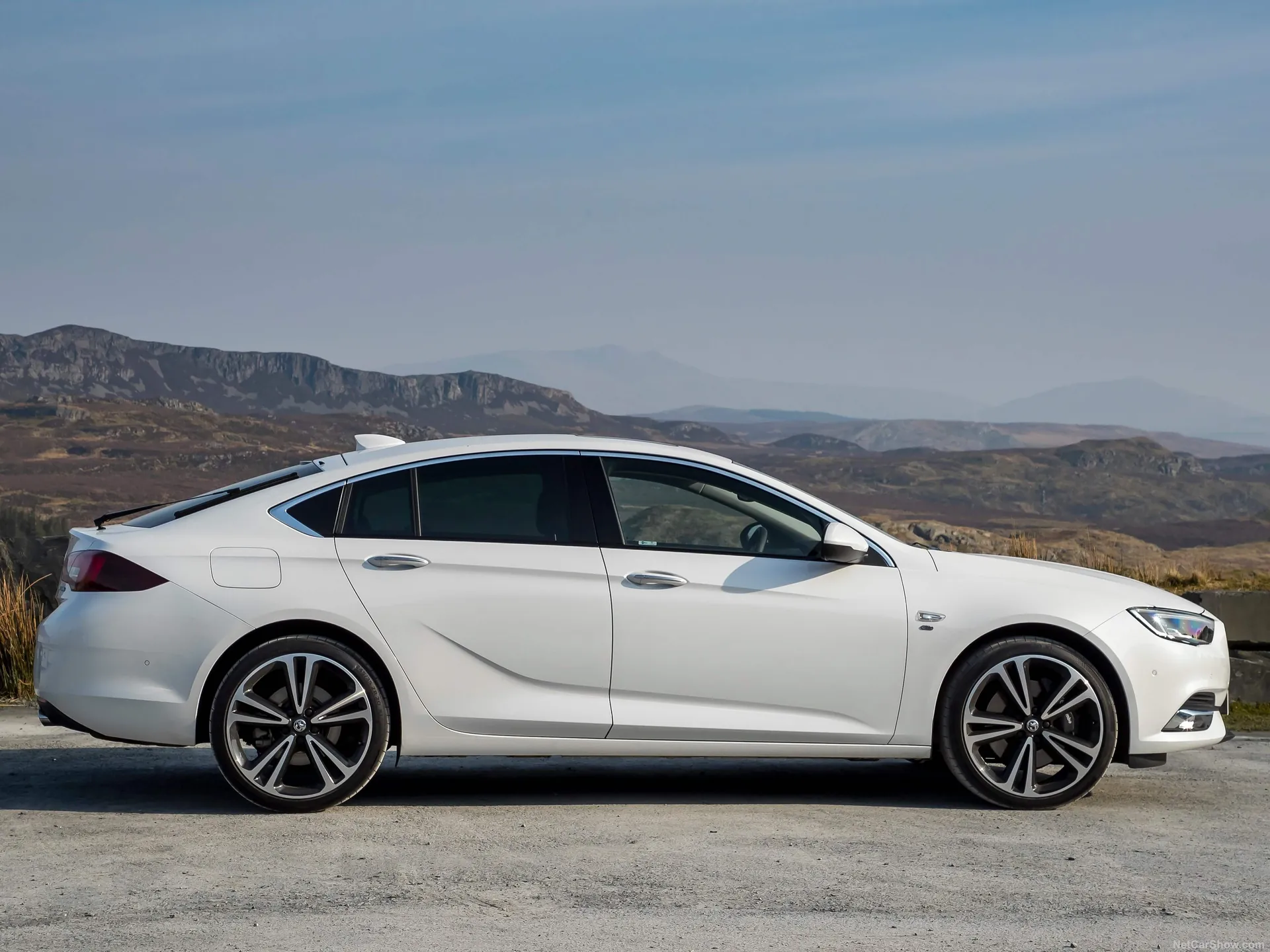 Vauxhall Insignia Grand Sport (2017) – boční profil