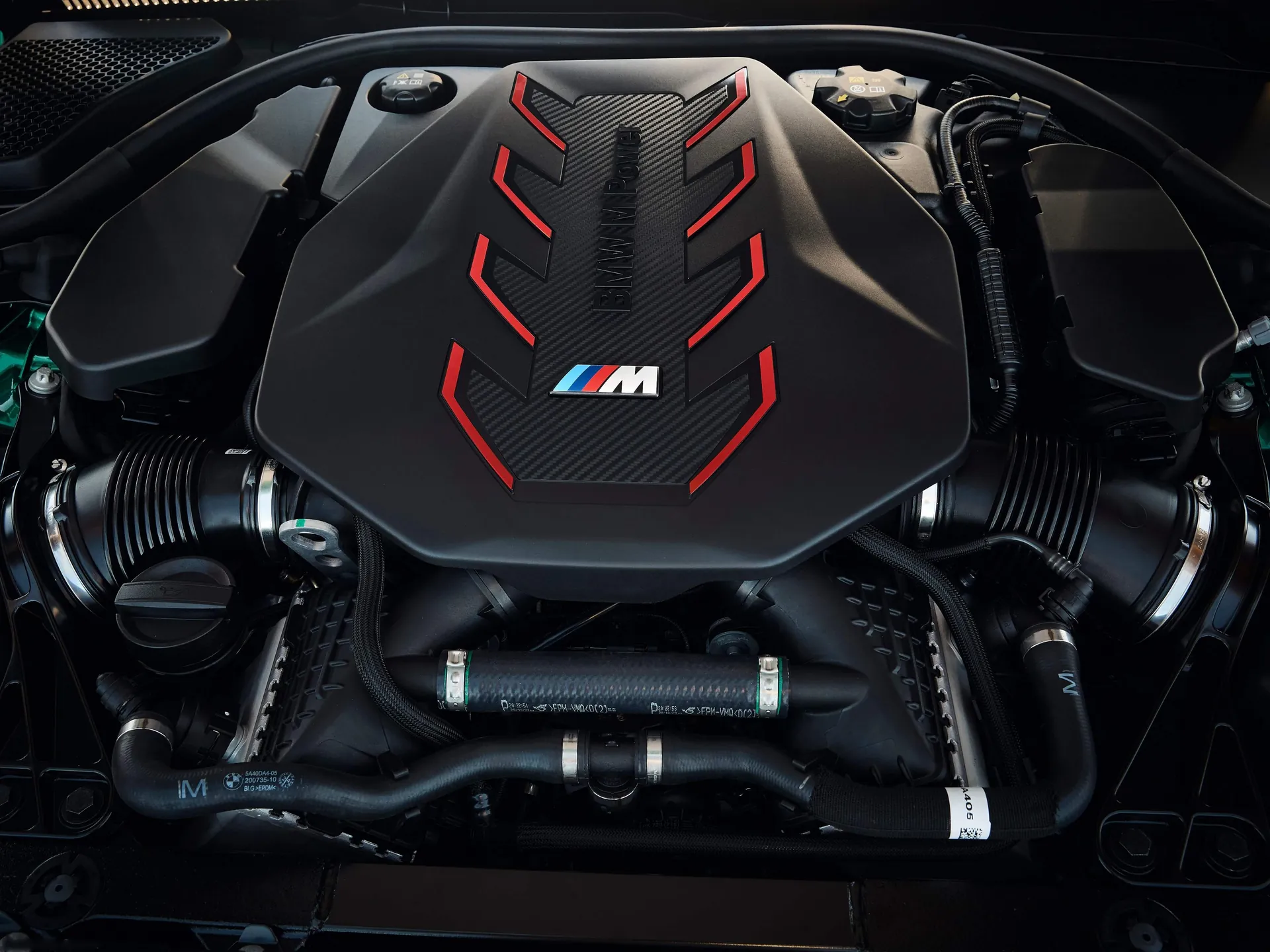 BMW M5 (2025) – motorový prostor