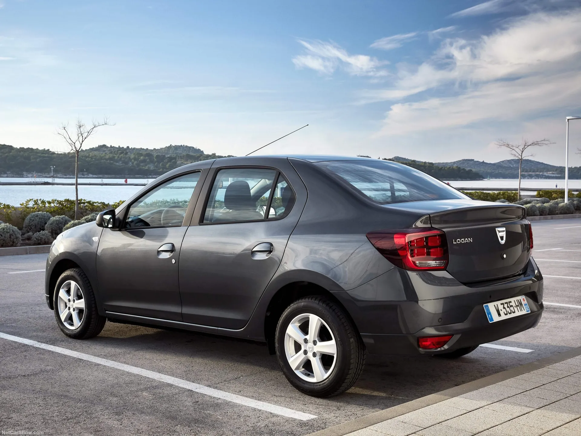 Dacia Logan (2017) – zadní tříčtvrteční pohled