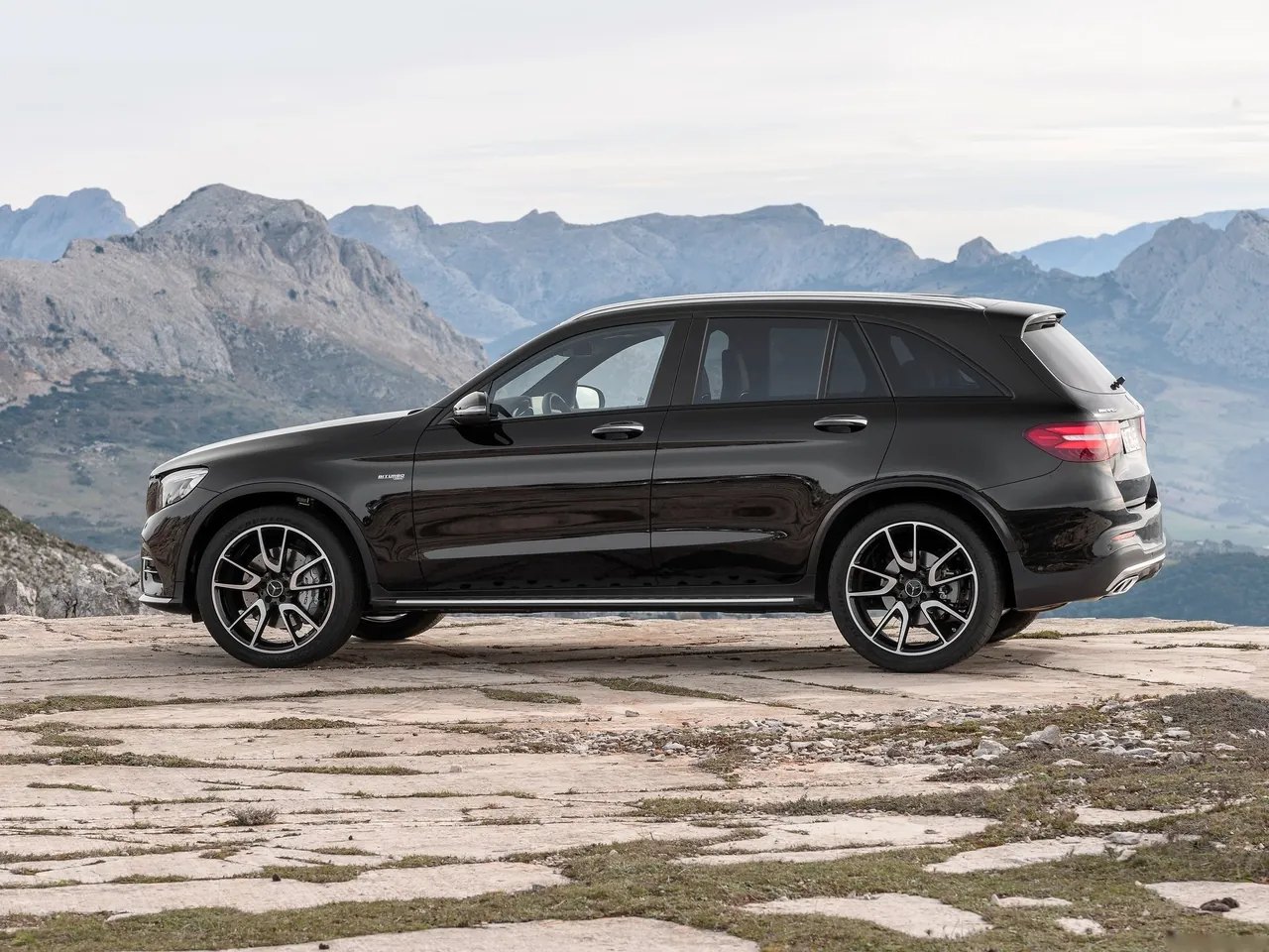 Mercedes-Benz GLC43 AMG 4Matic (2017) – boční profil