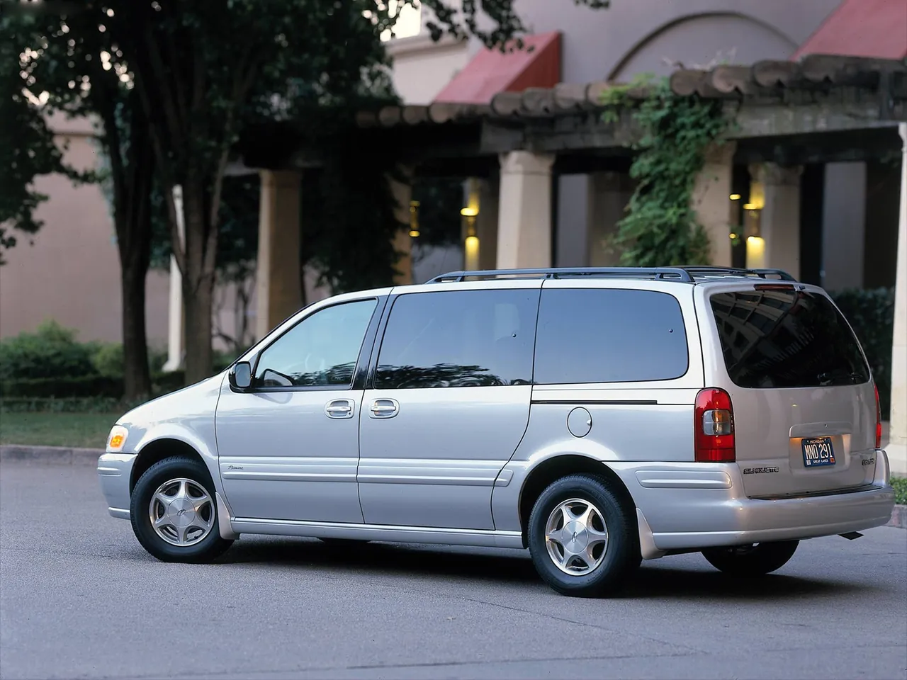 Oldsmobile Silhouette (2000) – zadní tříčtvrteční pohled
