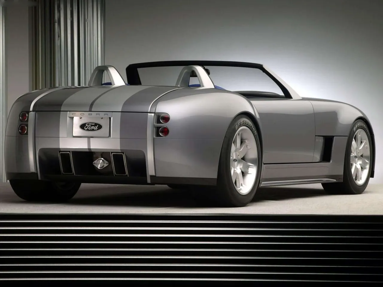 Ford Shelby Cobra Concept (2004) – zadní tříčtvrteční pohled