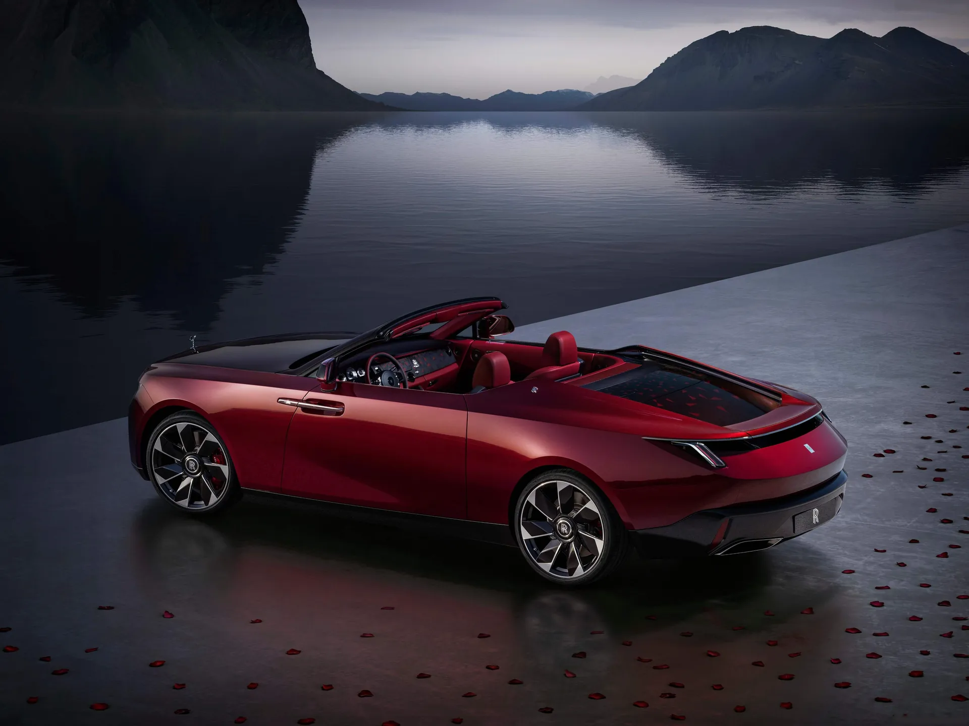 Rolls-Royce Droptail La Rose Noire (2024) – zadní tříčtvrteční pohled