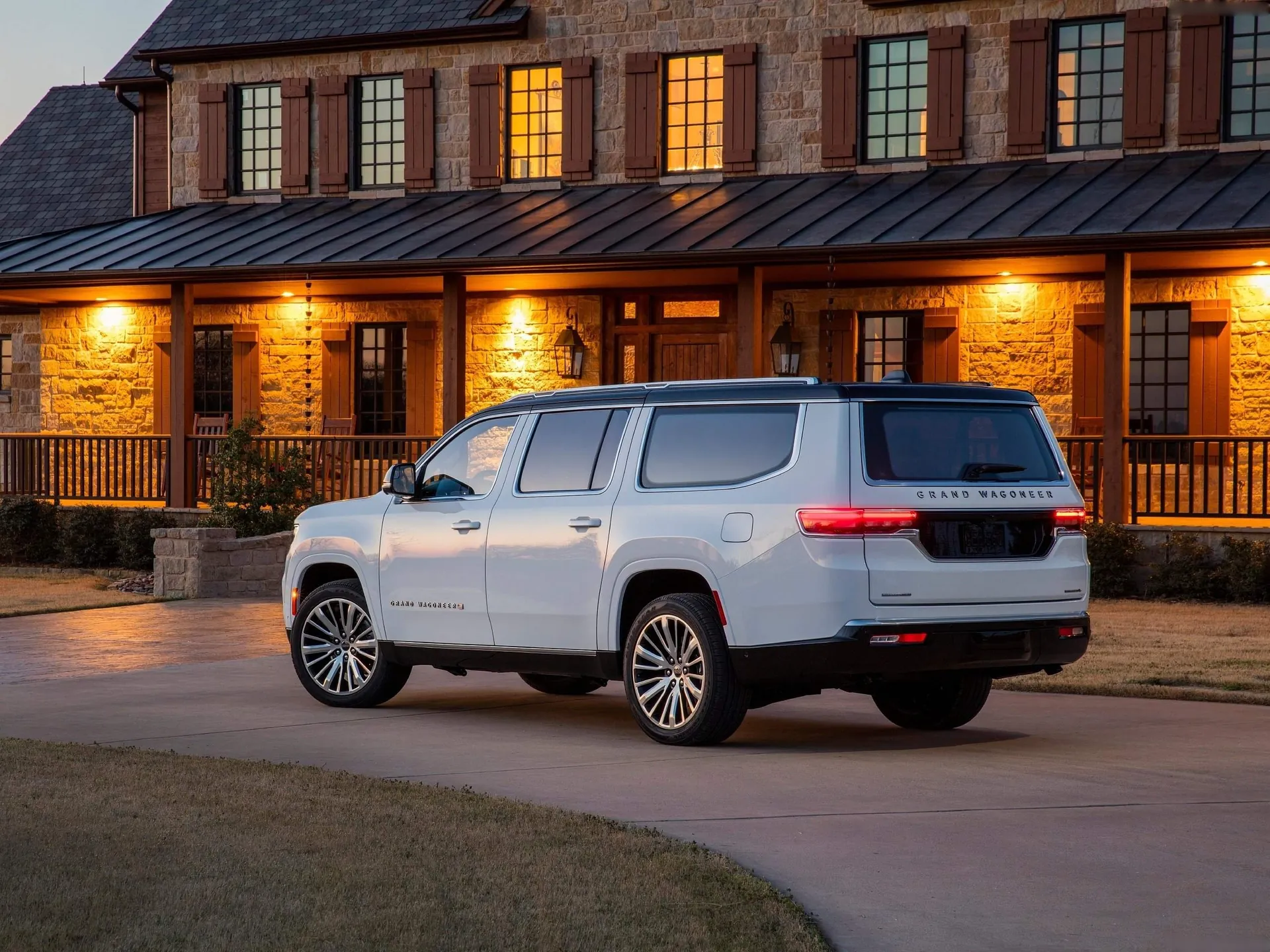 Jeep Grand Wagoneer L (2023) - Rear Three-Quarter