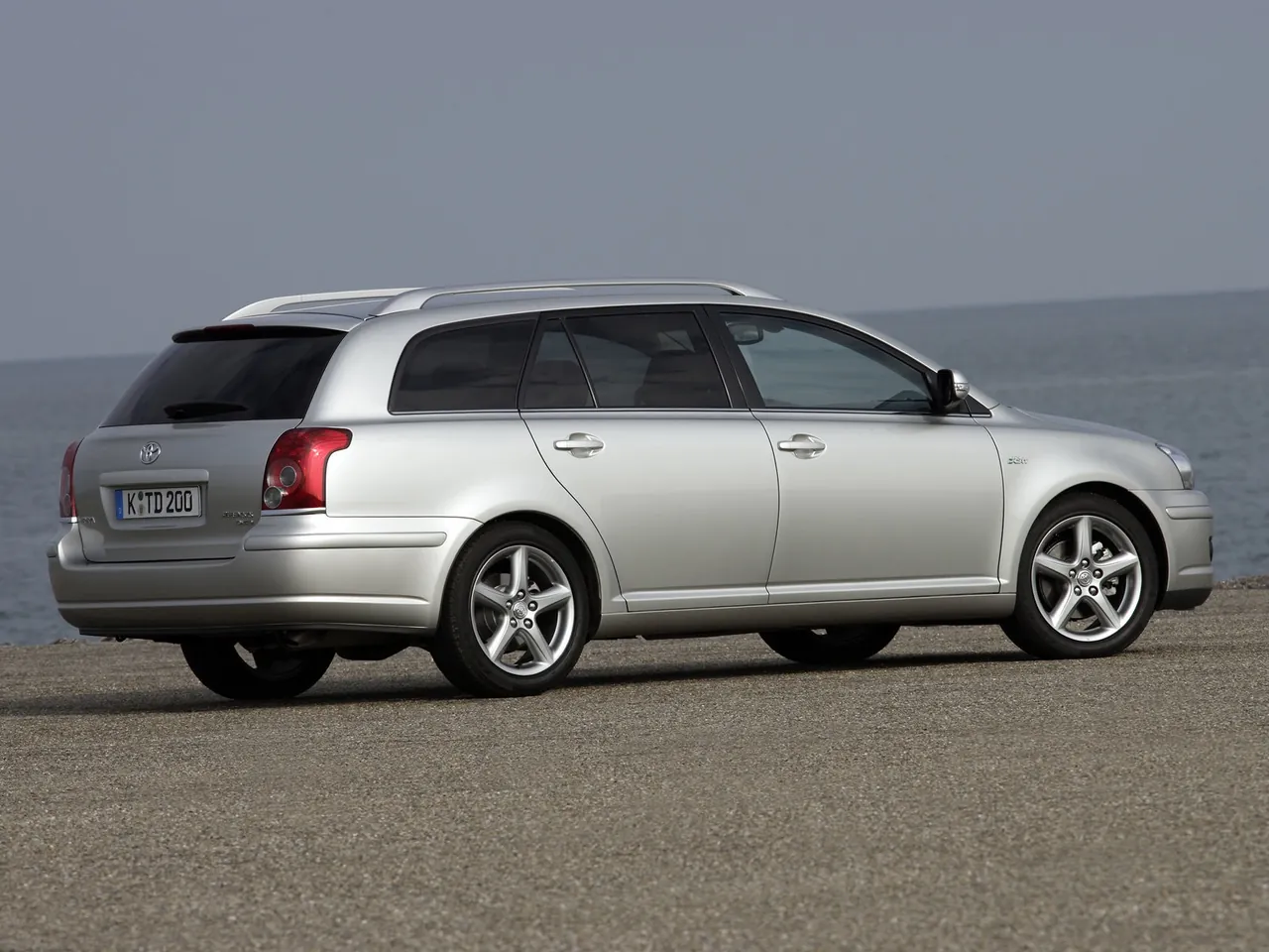 Toyota Avensis Wagon (2007) – zadní tříčtvrteční pohled
