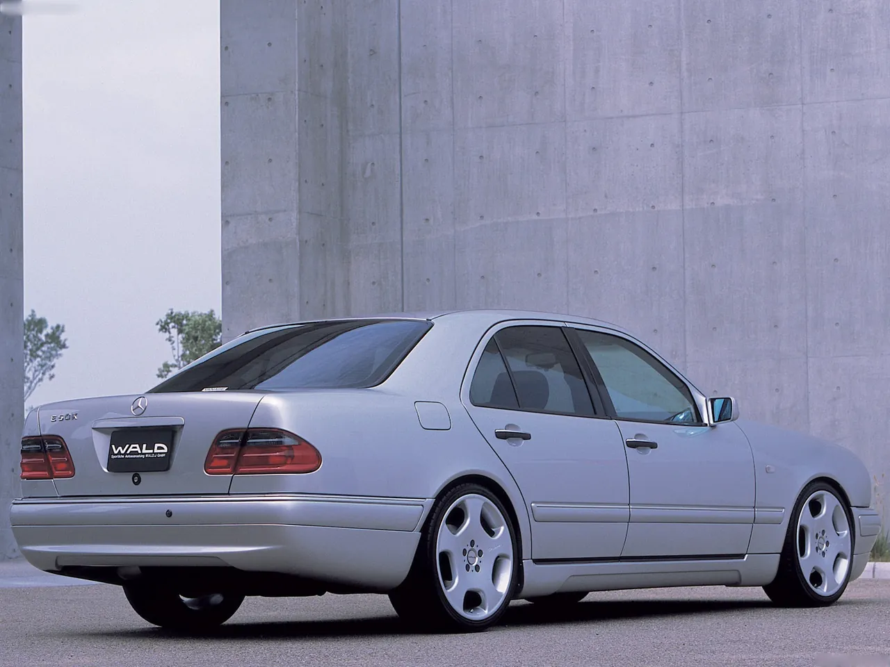 Wald Mercedes-Benz E-Class (1999) – zadní tříčtvrteční pohled