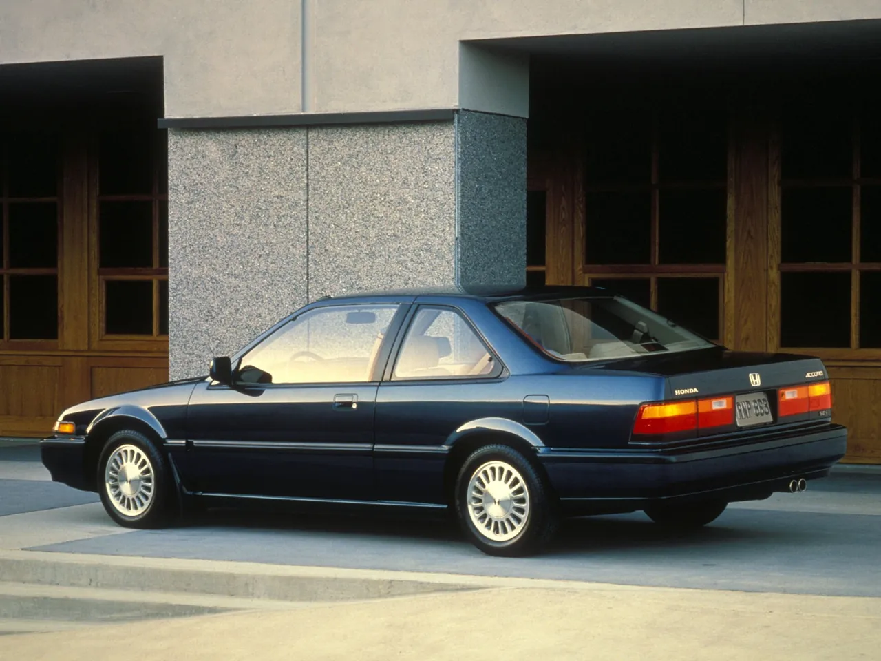 Honda Accord Coupe (1988) – zadní tříčtvrteční pohled