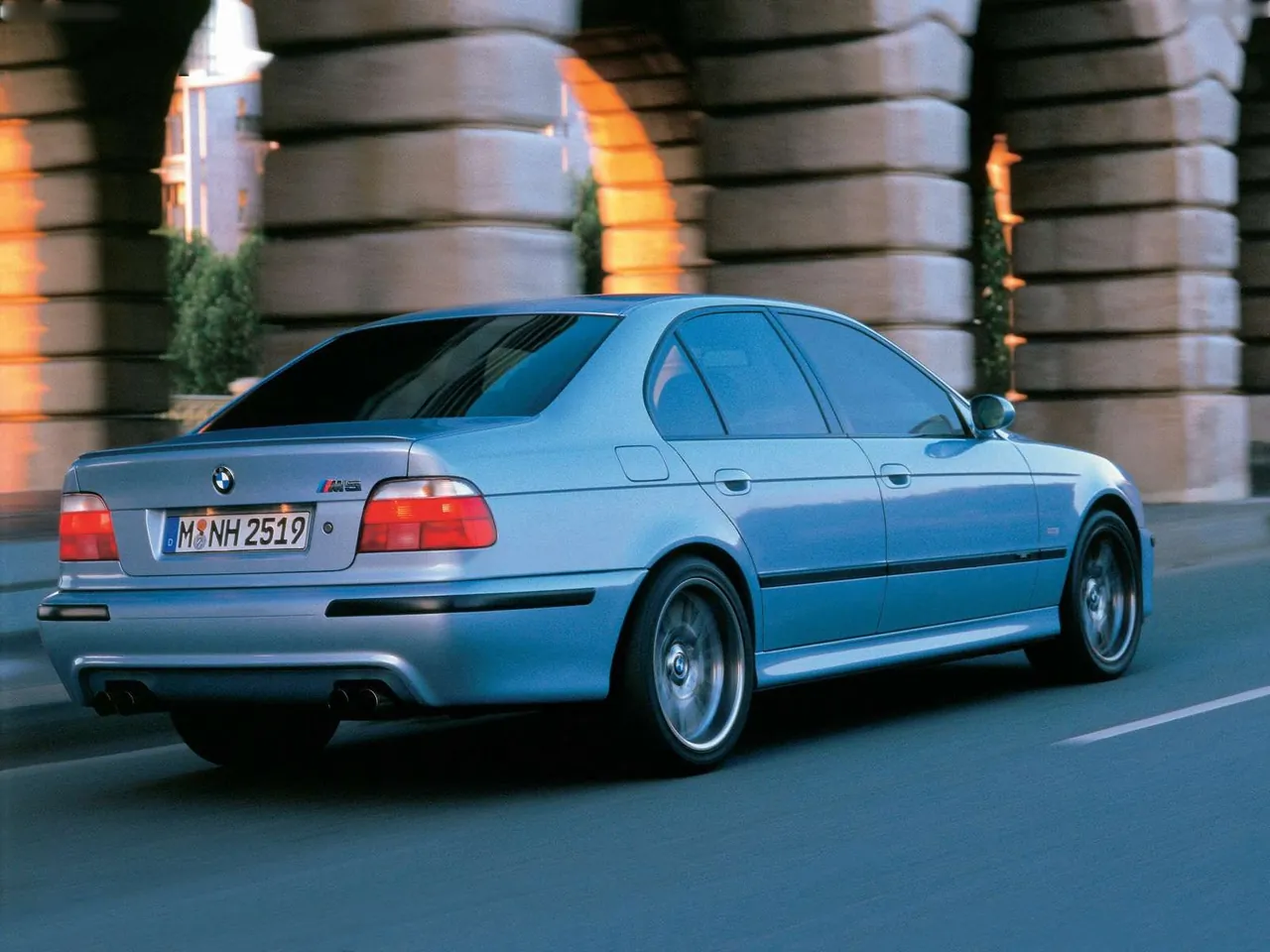 BMW M5 (2001) – zadní tříčtvrteční pohled